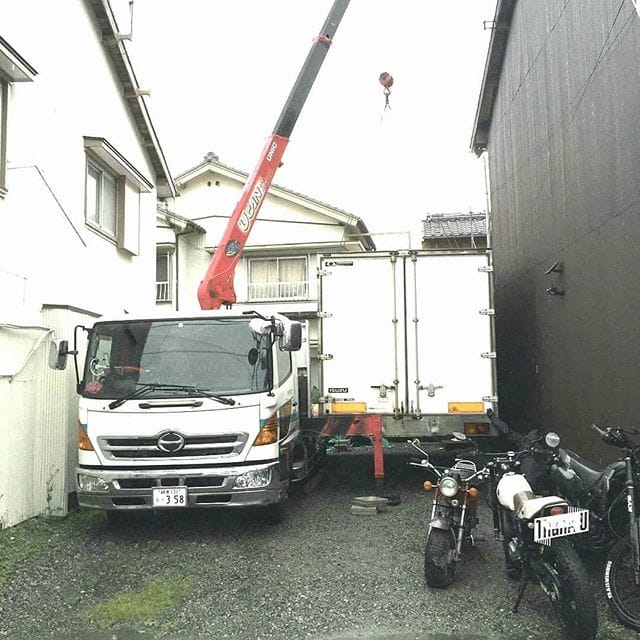 先日は雨模様の和歌山県は新宮市にトラックの荷台部分を設置いたしました。お客様が他社で購入され、弊社にて配送設置をさせて頂きました。新宮市のしげさん、有難うございました(^^) 横幅約6メートル！狭小な場所でも、幅6メートル奥行きは状況によりますが、上空の電線等の障害物の有無と、地盤の固さの状態により、設置出来ます。しげさん！DIY頑張って下さい！完成を楽しみにしております (Instagram)