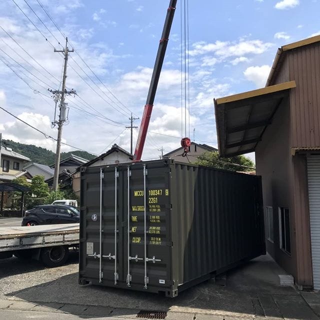 アーミーグリーン20fコンテナかなり低い屋根下でしたが、無事設置出来ました。岐阜県の刀鍛冶士佐野さん有難うございました(^^)次回のコンテナハウスの構想が形になるといいですね。カスタムオーダーおまちしておりますm(_ _)m (Instagram)