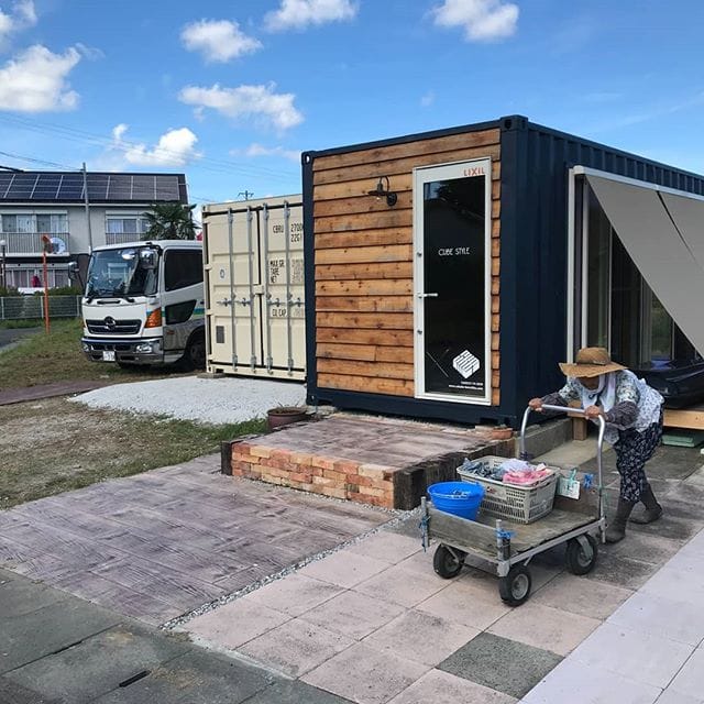 アイボリー20f新品(一度のみ荷物を入れて使用したワンウェイ品)静岡県掛川市㈲坂部建築さんへ設置完了です。チャキチャキの親方と、男前の息子さん！建築屋さんの作ったお洒落なコンテナハウスの隣にアイボリーコンテナを設置させて頂き、これで展示場も商品ラインナップが増え、これからワクワクするコンテナ屋さんがまた一つ・・お近くでコンテナを探していた方も遠方から遊びに行く方も・・ 夢を形にしてくれる、技術と熱意が一つのおもちゃ箱に・・ ㈲坂部建築さん、どうもありがとうございました (Instagram)