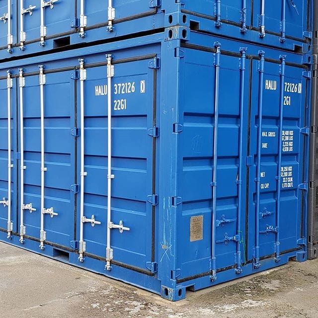 おはようございます(^^)本日は大阪に来ております🌞愛知県弥富市のコンテナヤードに最近仲間入りしましたブルーのフルサイドオープンサイズは20フィートの高さ約2.6メートルタイプです。ベースは中古コンテナ扉は新品を後付けしたものになります。大きな物も楽々！！この佇まいは🤤たまりません (Instagram)