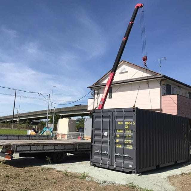 本日は愛知県豊川市御津町に設置致しました。三河湾に面した「ラグーナテンボス」の付近になります。20フィート、ニュウマングレー高さ約2.6メートル長さ約6メートル幅　約2.5メートル愛知県豊川市所在の ㈱政一工業小林様 ㈲ラフネクト坂田様一台ずつ、ご購入頂き有難うございました(^^)今後もコンテナを通して、なにかコラボできたらなと思っております。有難うございました(^^)また、遊びに行きますv (Instagram)