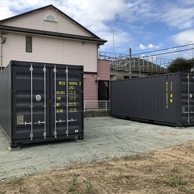 今回設置の20フィート新品コンテナのワンウェイ品は、2019年6月製造の物なんで、大変綺麗です(^^)中はまだ糊のにほいがします。また中古コンテナには、へこみ具合やヤレ具合各固体に違った表情が有りますので、また違った楽しみかたも・・ (Instagram)