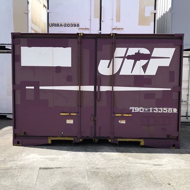 おはようございます(^^)今日も朝から暑いですヽ(´Д｀;)ノ本日は12フィートのご紹介です。JR貨物のコンテナ。ドアは長手方向とその背中側の両面に扉がついています。両面解放すると扉の中から奥の景色が見えちゃいます！お客様の用途は様々でそのままをバイクガレージにする方や納屋、倉庫にシャッターを取り付けたり(取り付け費18万円)内装造作をして趣味部屋や店舗に長さ約3.6メートル幅　約2.5メートル高さ約2.6メートル約5畳ほどのスペースが御座いますし各自治体の防災倉庫に使用されるくらい頑丈なものになります。設置も簡単で、4トンユニック車でポンと横に置いて、15分もあれば設置完了です！かなり人気です(^^) (Instagram)