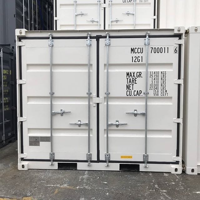 こんにちは(^^) 本日は海上コンテナ10フィートの新品です(^ー^)横に繋がっているのはコンテナ2台を連結し20フィートのサイズにしてトレーラーで運びやすくする為です。後から連結部分を外しお客様の元へ・・ 高さ約2.6メートル長さ約3メートル幅　約2.5メートル重さ1410kg完全新品です(￣□￣;)!! 台風が近付いておりますのでみな様お気をつけ下さいm(_ _)m (Instagram)