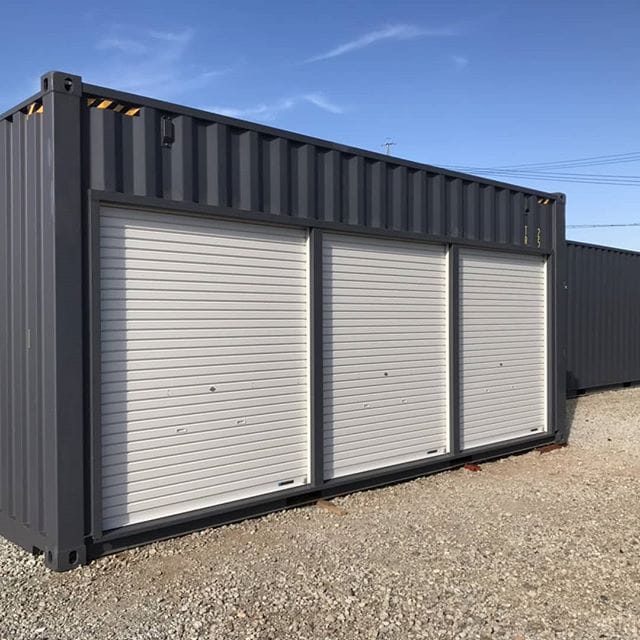 こんにちは(^^)天気がいいです。本日はシャッター付きコンテナ3分割です！レンタル倉庫等に使用例が多く中に壁を立ち上げる事で3部屋にすることが出来ます。各種オーダー可能です(^ー^) (Instagram)