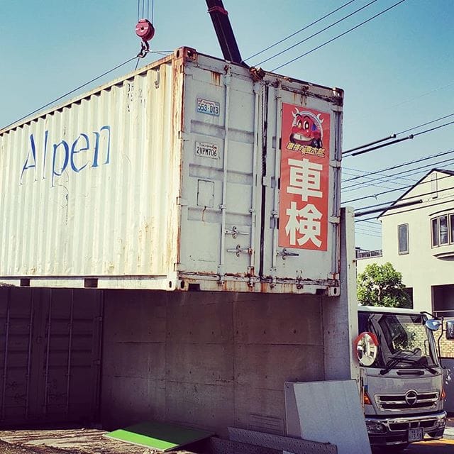 おはようございます(^^)先日は埼玉県の「大渕モータース」さんへ設置後、東京都足立区から20フィートコンテナの引取をさせていただきました。高さ約3.2メートルの壁越しからコンテナをUFOキャッチャーの様に引き揚げました。逆の工程でいきますと、重量とスペースの広さ電線などの障害物の有無によりまが、ユニック車に対してコンテナを平行に真横下ろしですと、コンテナの真上に2段に積むことが可能です。 (Instagram)