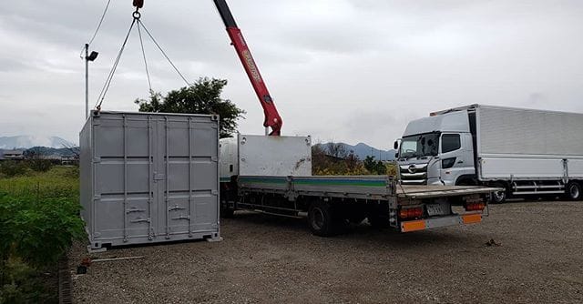 こんにちは(^^)本日の設置例です。今日はあいにくの雨でしたが設置中は小雨に変わりました。運送会社さんのタイヤ保管に使用されます。タイヤ保管ですと、20フィートコンテナの他に、40フィートのサイズが有ります。 (Instagram)