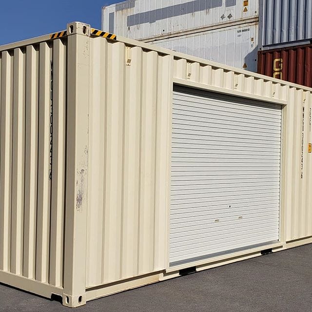 明日はシャッター付きコンテナです。正面両端の柱の塗装の剥がれはリフトでつるときに擦れて取れてしまうもので後からタッチアップして納品になります。 (Instagram)