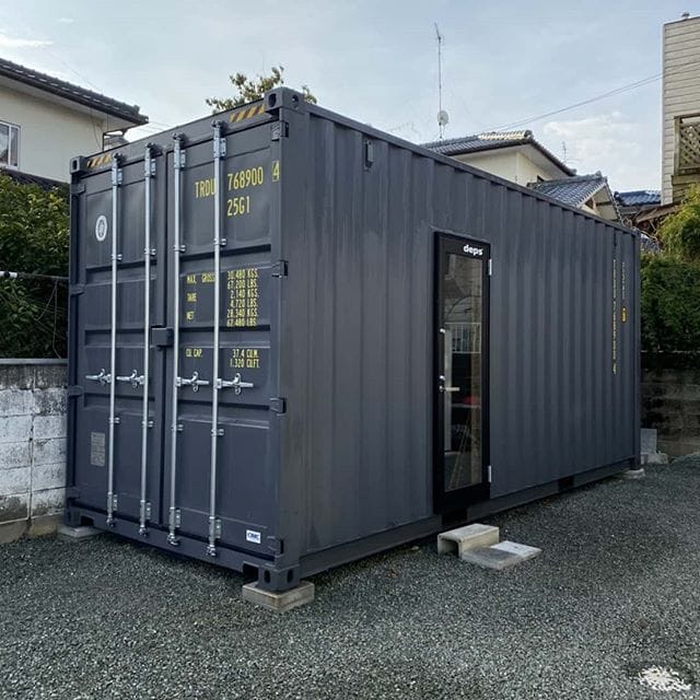 こんにちは(^^)以前納品した熊本県荒尾市のヨシムラ様のDIYこんな感じになりました!!ご自分で内装、棚など、サッシ扉までお付けになられました。私も1台欲しいくらいですが置く場所が~うらやましい️ (Instagram)