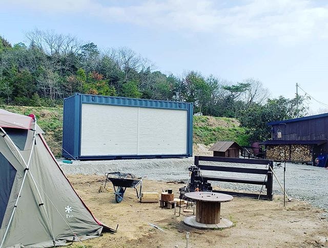 山口県宇部市・・ワンウェイ品20fハイキューブコンテナに中柱のある左右2枚のシャッター取り付け後、納品させて頂きました。とにかくおしゃれなお庭でした!完成が楽しみです(^^) (Instagram)