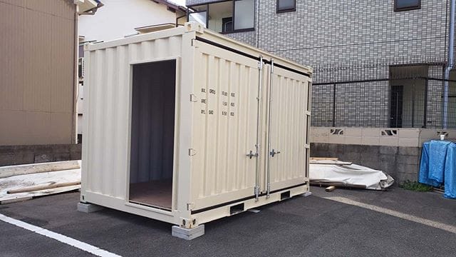 大阪府吹田市へ(^^)N工務店様、ご購入有難う御座いました12フィート新品海上コンテナアイボリー 開口と、四方枠を取り付けました。 これから、お客様ご自身でドアを取り付け、内装も仕上げるそうです(^^) こんな感じのオーダーも受け付けておりますお気軽にお問い合わせ下さい。 (Instagram)