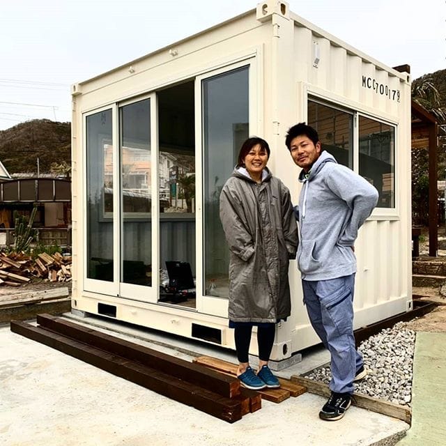 こんにちは千葉県南房総市のゲストハウス「Palm Village」さんに納品しました!宮野さん有難う御座いました。窓やドアの取り付けなど各種カスタム対応致します。 -コンテナ展示場-〒497-0044愛知県海部郡蟹江町大字蟹江新田道西66見学の方は前もってご連絡下さい (Instagram)