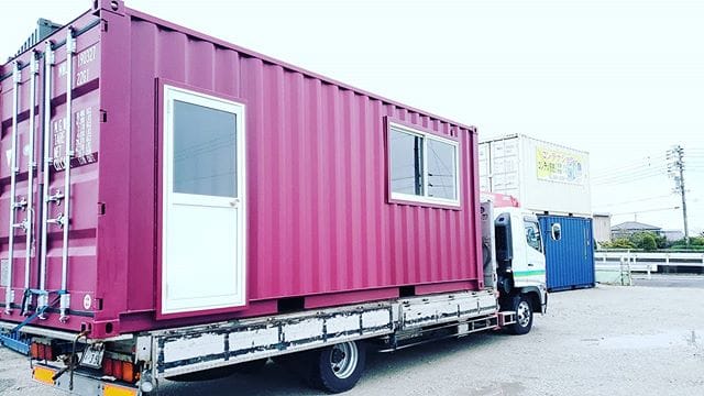 おはようございます三重県津市に納品です！「白い窓」を取り付けることで、灯りとりと、外からも中からも見て楽しめ「白いドア」を取り付けることで、出入りが楽になります (Instagram)