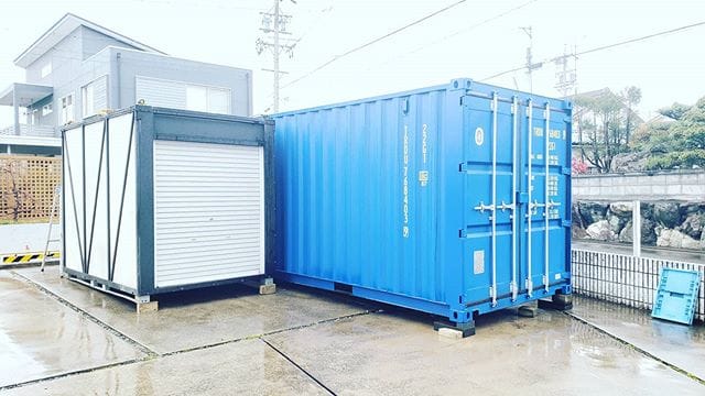 名古屋市S様邸納品ですS様有難う御座いました！人気の20フィートコンテナ。場所さえあればポンと置くだけで設置時間もわずか30分ほど。収納力抜群！スーパー台風でプレハブが半壊や全倒壊の被害も多く、プレハブからの買い換えも多数あります。要らなくなれば、売ることも出来ますので、資産価値も高いです(^^) 窓やドア、シャッターの取付コンテナでお部屋や店舗やバイクガレージ、カーガレージにカスタムしたり、断熱材を入れてエアコン付ければ、普通のお家と変わり無く過ごせます。どこかで見かけたお気に入りのコンテナハウスや店舗、ガレージなどのお写真があれば、それを元に弊社でカスタムする事も可能です。お気軽にお問い合わせ下さいませ(^^) コンテナ展示場️愛知県海部郡蟹江町大字蟹江新田道西66電話09035561000近藤まで (Instagram)