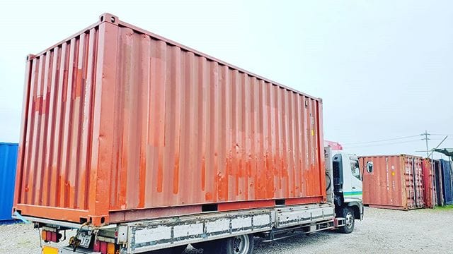 20フィート中古コンテナ！静岡県磐田市行きです(^^)蟹江展示場️愛知県海部郡蟹江町大字蟹江新田道西66見学の方はご連絡お待ちしております。窓、ドア、シャッター取付お好みの色に塗装したり断熱材を入れてコンテナハウスにカスタムも！！ (Instagram)