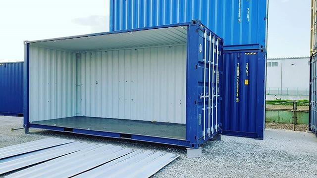 ２台目の開口開けちゃいました🤣２台ドッキングして広いお部屋になりまーす️最近増えてます。コンテナを切って貼って窓やドアや内装やシャッター️ガレージや店舗、お家にも出来るんです️決して安くはないですが、真心込めて、お造り致します。蟹江展示場️愛知県海部郡蟹江町大字蟹江新田道西66こちらに常駐しておりませんので見学の方は、予めご連絡下さい。★どこかで見たお洒落なコンテナの写真があれば、そのようカスタムも出来ます️お聞きにお問い合わせ下さいませ。お待ちしております最近ネイルアート、エステ、美容院等、店舗でご使用の問合せかなり増えてます！ (Instagram)