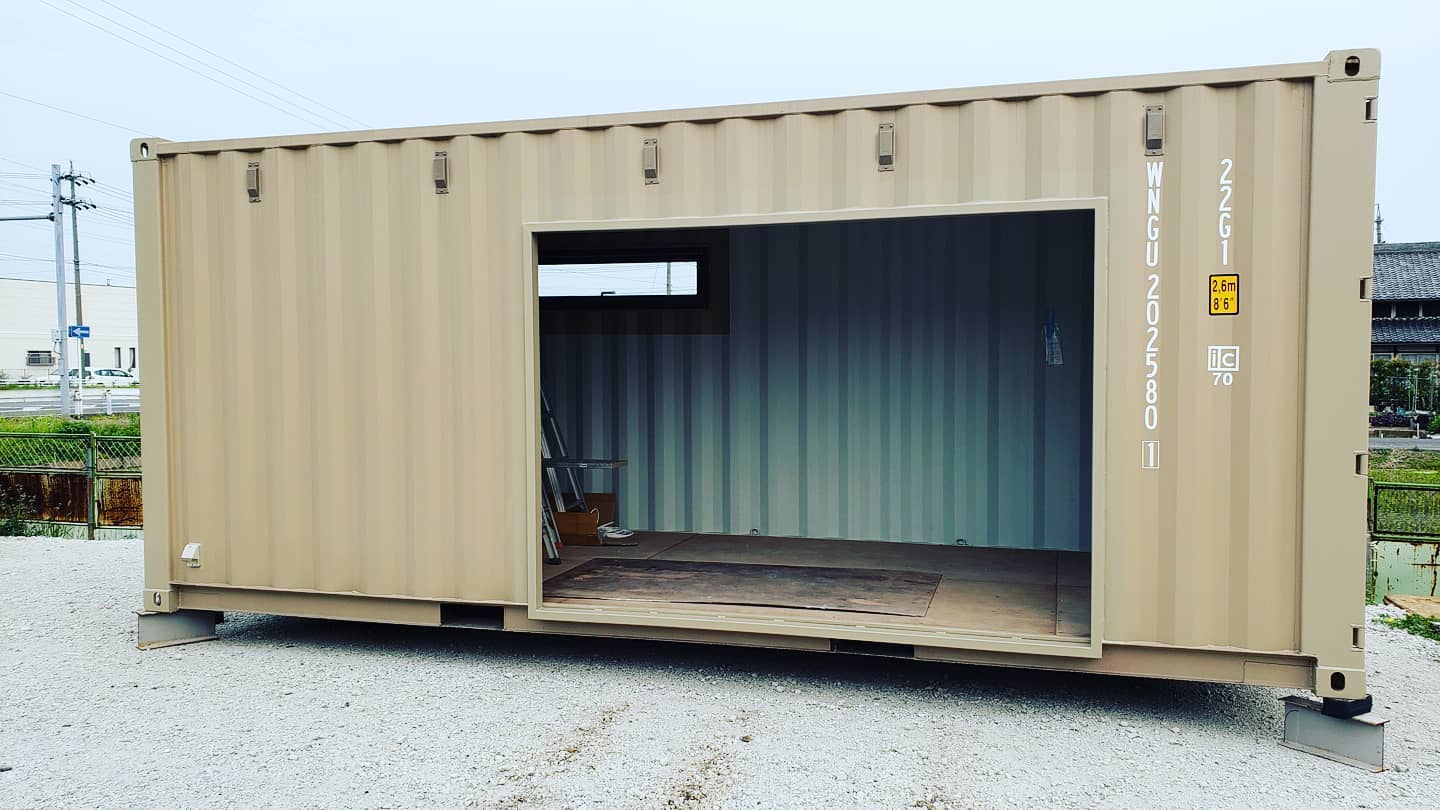 20ftカフェオレチョコレートサッシ枠完了！コンテナ内、左側に見辛いですが横滑りだし窓、取付完了！引き続き４枚建て引戸を取付に入りますお客様の#ミニクーパー のガレージになります！４枚建て引戸から愛車が眺められ、雨風から大事なお車を頑丈でお洒落なコンテナガレージが守ってくれます。#バイク ガレージや#店舗 #事務所 など用途に応じた#カスタム オーダー かなり増えてます！海上コンテナ(IS0規格)を使用して、建築確認申請をお取りし、お店などにも使用可能です。(２階建てが出来なかったり、条件は御座います)○お気軽にお問い合わせ下さいませ。蟹江展示場️愛知県海部郡蟹江町大字蟹江新田道66蟹江展示場 担当 近藤090-3556-1000️ #コンテナハウス 作ります#海上コンテナ で建築確認申請お取りできます(条件有り)#世田谷ベース 的な#開業 に！#全国 設置します#バイク好きな人と繋がりたい#ガルバリウム外壁 にお似合いです#ハーレー の保管に#ネイルサロン や#美容院 にもご使用になれます#マイホーム に増えてます#秘密基地 コンテナでどうですか#隠れ家 ナイショで作っちゃいましょう🤣#海上コンテナ 活用#中古コンテナ あります#所ジョージ #一戸建て に増えてます！#土場 にも増えてます#コンテナジョニー (Instagram)