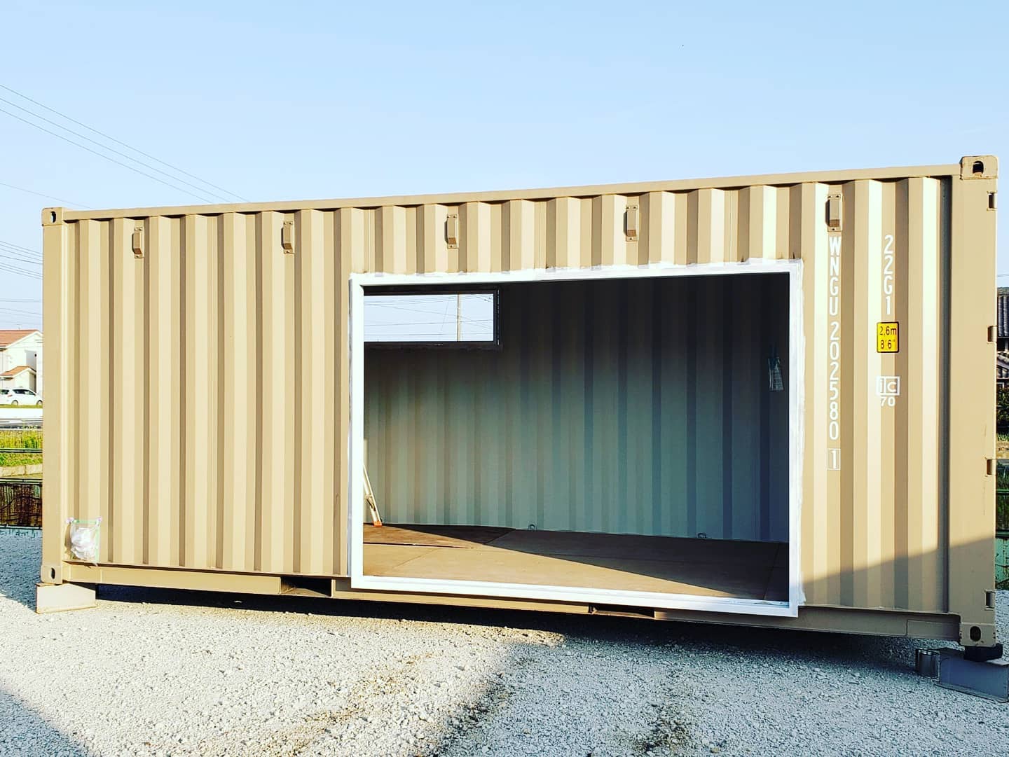 20ftカフェオレ(カラー)こんにちは窓枠取付後、４枚建て引戸と、横滑りだし窓を取り付けます！こう言ったカスタムも自社施工にて受け付けております。お気軽にお問い合わせ下さいませ。蟹江展示場️愛知県海部郡蟹江町大字蟹江新田道西66蟹江支店担当　近藤090-3556-1000こちらは常駐しておりませんのでお越しの際は予めご連絡下さい。宜しくお願い致します#中古コンテナ#コンテナ#コンテナ ハウス作ります#コンテナ ガレージ作ります#店舗 作ります#事務所 作ります　#バイク のガレージに#世田谷ベース 的な#開業 に！#全国 設置します#バイク好きな人と繋がりたい#新築 に増えてます#ガルバリウム外壁 にお似合いです#ガレージ#ハーレー の保管に#カスタム オーダー#一戸建て のガレージに#コンテナジョニー#土場 にどうですか#ネイルサロン コンテナで作ります#美容院 コンテナで作ります#所ジョージ#マイホーム にこれからどうですか#秘密基地 作りにどうですか#隠れ家 に増えてます#海上コンテナ 活用 (Instagram)