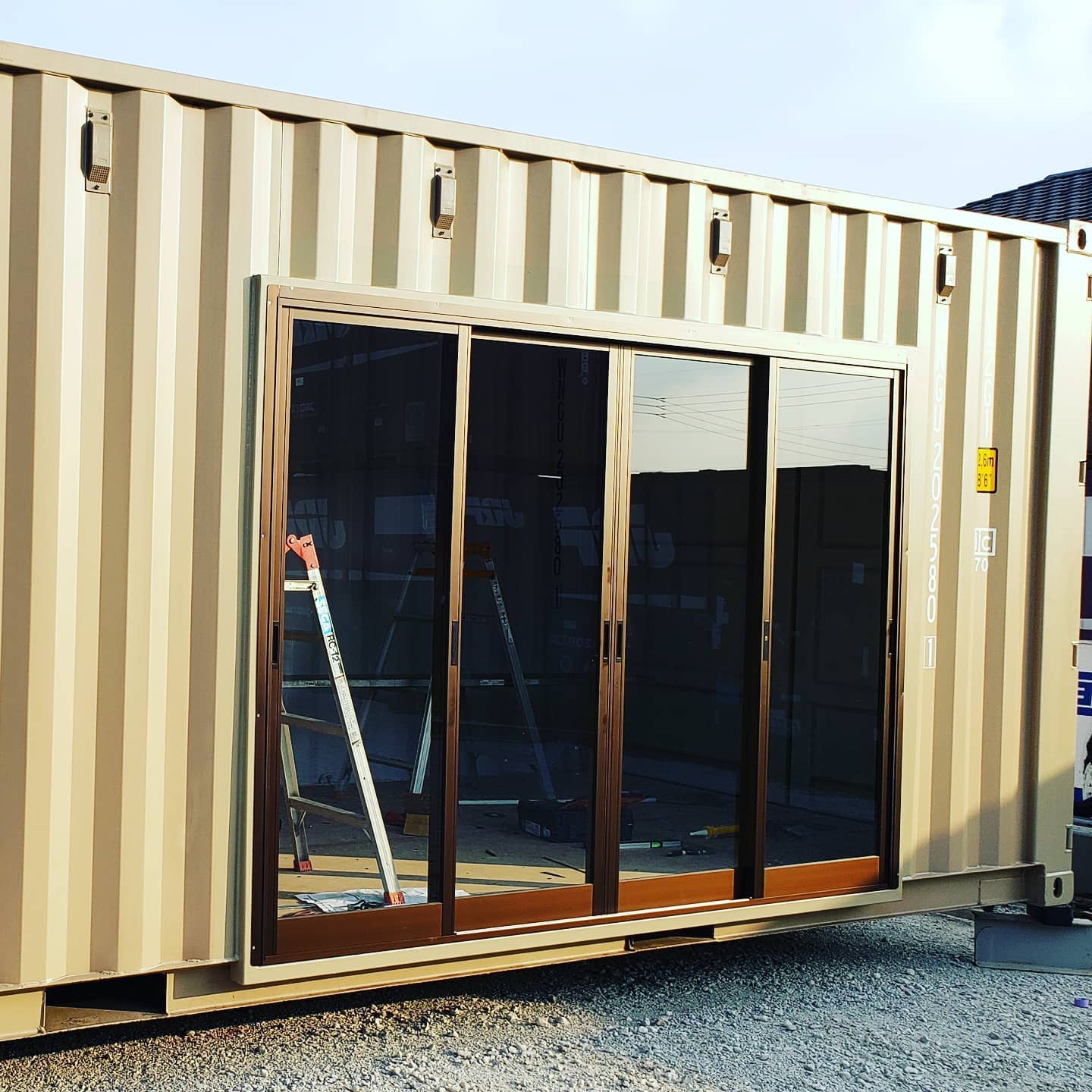 20ftカフェオレ·チョコレート４枚建て引戸取付例！お客様の#ミニクーパー のガレージになります！４枚建て引戸から愛車が眺められ、風雨から大事なお車を頑丈でお洒落なコンテナガレージが守ってくれます。#バイク ガレージや#店舗 #事務所 など用途に応じた#カスタム オーダー かなり増えてます！海上コンテナ(IS0規格)を使用して、建築確認申請をお取りし、お店などにも使用可能です。(２階建てが出来なかったり、条件は御座います)○お気軽にお問い合わせ下さいませ。蟹江展示場️愛知県海部郡蟹江町大字蟹江新田道66蟹江展示場 担当 近藤090-3556-1000️ #コンテナハウス 作ります#海上コンテナ で建築確認申請お取りできます(条件有り)#世田谷ベース 的な#開業 に！#全国 設置します#バイク好きな人と繋がりたい#ガルバリウム外壁 にお似合いです#ハーレー の保管に#ネイルサロン や#美容院 にもご使用になれます#マイホーム に増えてます#秘密基地 コンテナでどうですか#隠れ家 ナイショで作っちゃいます？#海上コンテナ 活用#中古コンテナ あります#所ジョージ #一戸建て に増えてます！#土場 にも増えてます#コンテナジョニー#新築 のどうですか#趣味 部屋にどうですか#小屋#diy#コンテナ改造 (Instagram)