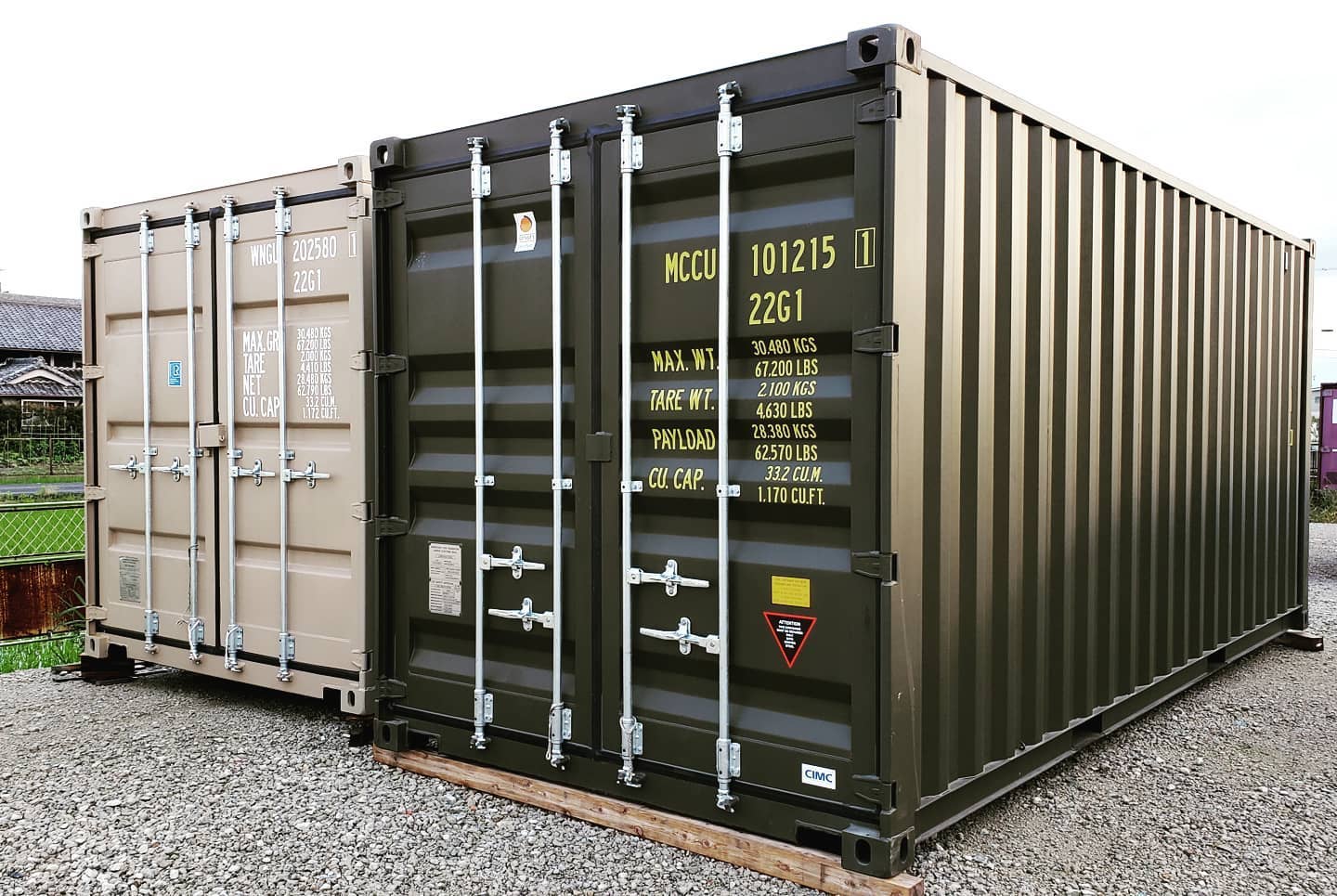 カフェ・オ・レアーミーグリーンの 　対比 ☆20ftカフェ・オ・レ(完売、次回入荷予定無し) ☆20ftアーミーグリーン(入荷、数台在庫有り、人気色につきお早目のお問い合わせを)お陰様で#新築 のお客様のお問い合わせ、ご購入が急増しております。ミニコンテから、40フィートまで様々なコンテナを取り扱っております。お気軽にお問い合わせ下さいませ。㈱ジョニーグループ　コンテナジョニー愛知県蟹江展示場️ 愛知県海部郡蟹江町  大字蟹江新田道66090-3556-1000　コンテナジョニー蟹江展示場　担当 近藤まで(お越しの際は予め後連絡下さいませ)#コンテナハウス 作ります#コンテナ#海上コンテナ#開業に ！#お店 に！#一戸建て に根強い人気#ガルバリウム外壁 に#マイホーム に増えてます！#中古コンテナ あります#趣味 部屋や書斎離れにも！#diy#コンテナ改造#隠れ家に#所ジョージ#世田谷ベース 的な！#ガレージ コンテナ繋げて広くできます！#全国 設置します#事務所 にも増えてます！#小屋 ？夢の#バイクガレージ#アーミーグリーン 人気#バイクいじり にどうですか？大切な#バイクの 保管に#コンテナジョニー (Instagram)