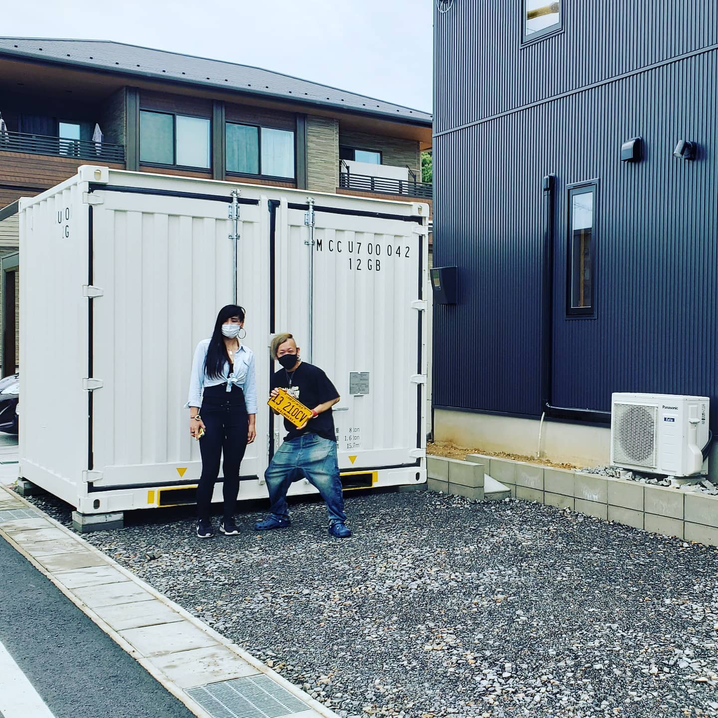 10フィート新品コンテナ！素敵な新築のお住まいにコンテナが良い感じに設置出来ました。豊田市の「I様」有難う御座いました#ガルバリウム外壁  等の#新築 のお住まいに海上コンテナをご購入のお客様がかなり増えております。気になる方はお気軽にお問い合わせ下さいませ。 　蟹江展示場愛知県海部郡蟹江町大字蟹江新田道西66蟹江支店担当　近藤090-3556-1000#コンテナ#海上コンテナ#コンテナのある風景#一戸建て にどうですか？#マイホーム に増えております#中古コンテナ あります#diy#隠れ家 に#所ジョージ#世田谷ベース#ガレージ#物置#小屋#趣味#お店  に！#開業 に#店舗#バイクガレージ#コンテナガレージ#コンテナ改造#ジョニーグループ#コンテナジョニー#愛知県#豊田市 (Instagram)