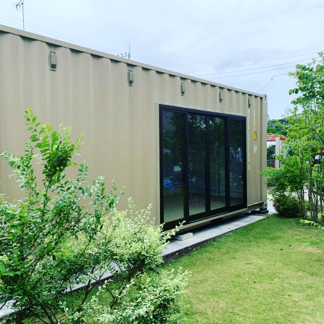 カフェ・オ・レ チョコレート「MINI garage」茨城件のI様邸待望のMINIガレージ設置出来ました。I様有難う御座いましたコンテナカスタム等のお問い合わせは090-3556-1000　近藤蟹江展示場️愛知県海部郡蟹江町大字蟹江新田道西66お越しのさいは予めご連絡の方宜しくお願い致します#mini のgarage#ミニクーパー#コンテナ#コンテナハウス#ガレージ#garage#バイクガレージ#世田谷ベース 的な#マイホーム に増えてます#秘密基地 創りに#一戸建て に増えてます#隠れ家#海上コンテナ 活用#中古車コンテナ あります#新築 に増えてます#趣味 部屋にどうですか？#小屋#diy#ガルバリウム外壁 にもお似合いです#コンテナ改造#カスタム#コンテナ好き#所ジョージ#なんかいい感じ#コンテナジョニー#ジョニーグループ#茨城県 (Instagram)