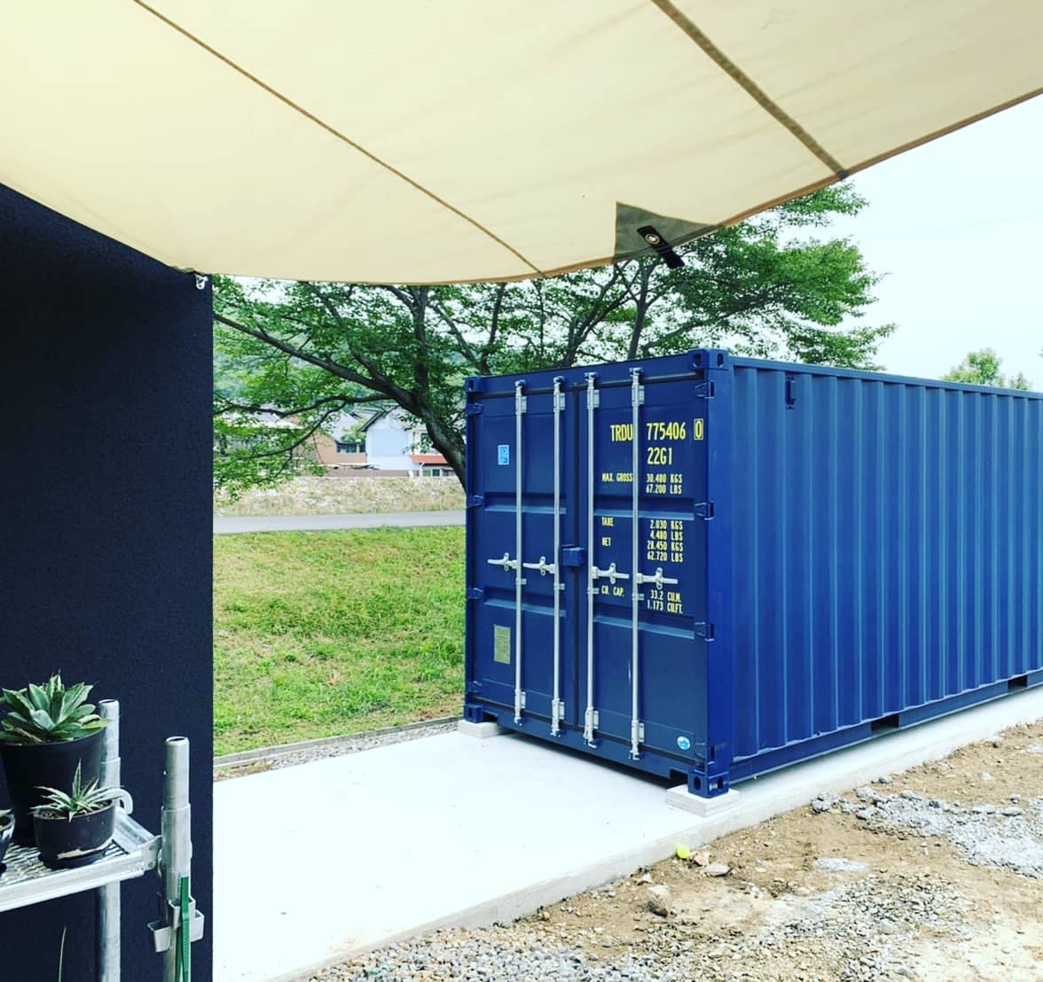 広島県三好市へ!20ftハイキューブ(背高)ネイビーブルー(ワンウェイ、一度のみ使用)大工であるお客様はご自信で自宅を建築されました。そんな素敵なお住まいに、落ち着いた色の「ネイビー・ブルー」計算された色のチョイスとお住まいが相まって羨ましい限りの佇まいになりました。今後、コンテナの内装もS様ご自身で手掛けるそうで、完成が待ち遠しいです。S様有難う御座いました。※コンテナの色合いは、天気や陽の当たりかたで変わります。蟹江展示場️愛知県海部郡蟹江町大字蟹江新田道西66蟹江展示場担当 近藤090-3556-1000#コンテナ#コンテナ好き#海上コンテナ#中古コンテナ#コンテナハウス#ガレージ コンテナで作ります#バイク ガレージ作ります#世田谷ベース 風#所ジョージ#秘密基地 作りに#新築 に増えてます#ガルバリウム外壁 にも#小屋#全国 設置します#一戸建て にどうですか#diy#マイホーム に#コンテナジョニー#ジョニーグループ#広島県#広島県三好市 (Instagram)