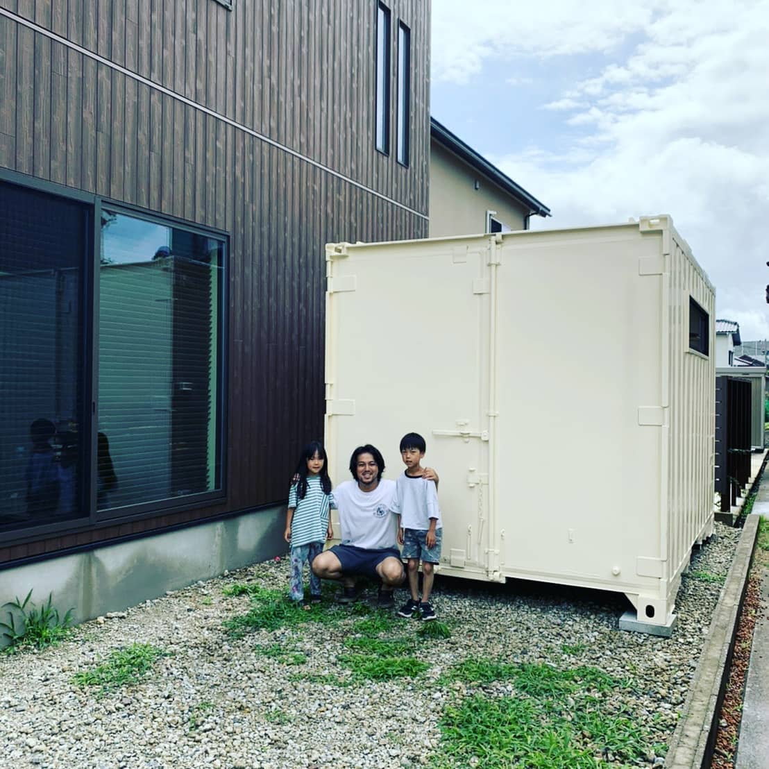 石川県小松市！寺訳さん有難う御座いました。12フィートJRコンテナをアイボリーで塗装し、FIX窓を取付たものになります。バイク２台のガレージとしてご使用になられます。素敵な外壁の2色にもアイボリーがお似合いです。窓、ドア、換気扇、シャッター取付コンテナハウス、コンテナガレージコンテナ店舗もお好みで製作致します。蟹江展示場️愛知県海部郡蟹江町大字蟹江新田道西66蟹江展示場担当　近藤090-3556-1000こちらは不在の場合もございますのでお越しのさいは予めお電話の方お願い致します。#石川県#小松市#コンテナ#コンテナガレージ#コンテナハウス#バイク のガレージに！#バイク好き#中古コンテナ あります#倉庫#ガレージ#大人の遊び#コンテナ好き#一戸建て に増えてます#マイホーム に増えてます#新築 に増えてます#全国 設置します#小屋#注文住宅 に増えてます#diy#店舗 作ります#お店 コンテナでどうですか？#開業#独立#土場 にも増えてます#ガルバリウム外壁 にも増えてます#世田谷ベース 風#所ジョージ海上コンテナ あります#秘密基地 作りにどうですか？#コンテナジョニー#ジョニーグループ (Instagram)