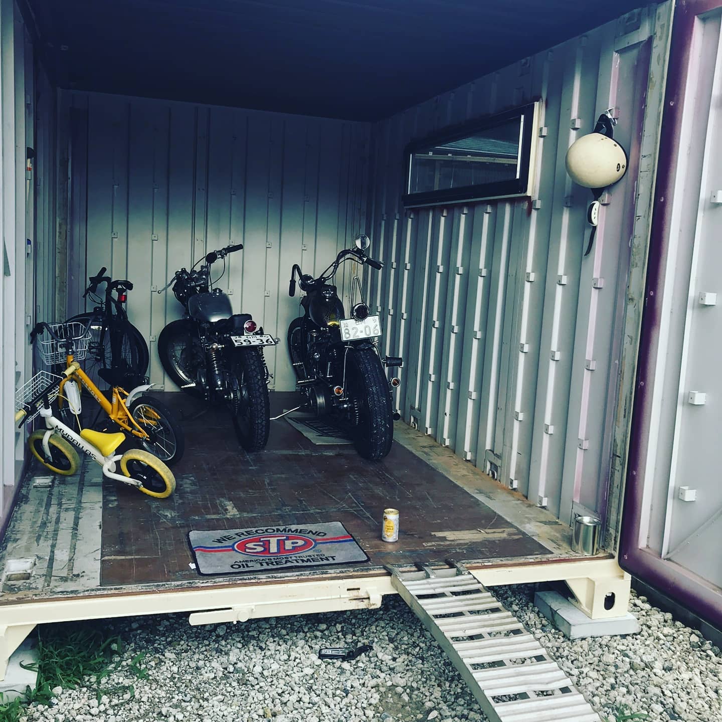 追加写真になります。石川県小松市!寺訳さん有難う御座いました。12フィートJRコンテナをアイボリーで塗装し、FIX窓を取付たものになります。バイク2台のガレージとしてご使用になられます。素敵な外壁の2色にもアイボリーがお似合いです。窓、ドア、換気扇、シャッター取付コンテナハウス、コンテナガレージコンテナ店舗もお好みで製作致します。蟹江展示場️愛知県海部郡蟹江町大字蟹江新田道西66蟹江展示場担当 近藤090-3556-1000こちらは不在の場合もございますのでお越しのさいは予めお電話の方お願い致します。#石川県#小松市#コンテナ#コンテナガレージ#コンテナハウス#バイク のガレージに!#バイク好き#中古コンテナ あります#倉庫#ガレージ#大人の遊び#コンテナ好き#一戸建て に増えてます#マイホーム に増えてます#新築 に増えてます#全国 設置します#小屋#注文住宅 に増えてます#diy#店舗 作ります#お店 コンテナでどうですか?#開業#土場 にも増えてます#ガルバリウム外壁 にも増えてます#世田谷ベース 風#所ジョージ海上コンテナ あります#秘密基地 作りにどうですか?#コンテナジョニー#ジョニーグループ#ハーレー のガレージにどうですか (Instagram)