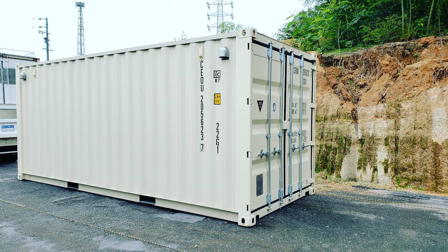 愛知県大府市納品。先日大府市の運送会社様のトラックタイヤの保管倉庫として納品させて頂きました。N様有難う御座いました。(20フィートスタンダードコンテナアイボリーに、通気孔を４ヶ所取り付けました)コンテナ展示場️愛知県海部郡蟹江町大字蟹江新田道西66蟹江展示場 担当 近藤090-3556-1000 コンテナハウスやガレージ、ドア、窓、シャッター取付、２台、３台連結など様々なオーダーに対応します。お気軽にお問い合わせ下さいませ。#海上コンテナ#倉庫#コンテナガレージ#コンテナハウス 作製します#運送会社 のタイヤ保管に#トラック のタイヤ保管に#バイクガレージ#バイクの 保管に#コンテナ好き#新築 に増えてます#注文住宅 に増えてます#一戸建て に増えてます#マイホーム に増えてます#ガルバリウム外壁 にもお似合いです#ハーレー のガレージに増えてます#土場 に増えてます#お店 にどうですか#テイクアウト 用コンテナショップ作製します#世田谷ベース 風#秘密基地 作りに#大人 の遊び#釣竿 保管に#所ジョージ#小屋#コンテナジョニー#ジョニーグループ#全国 設置します#旧車 のガレージコンテナで作製します#愛知県