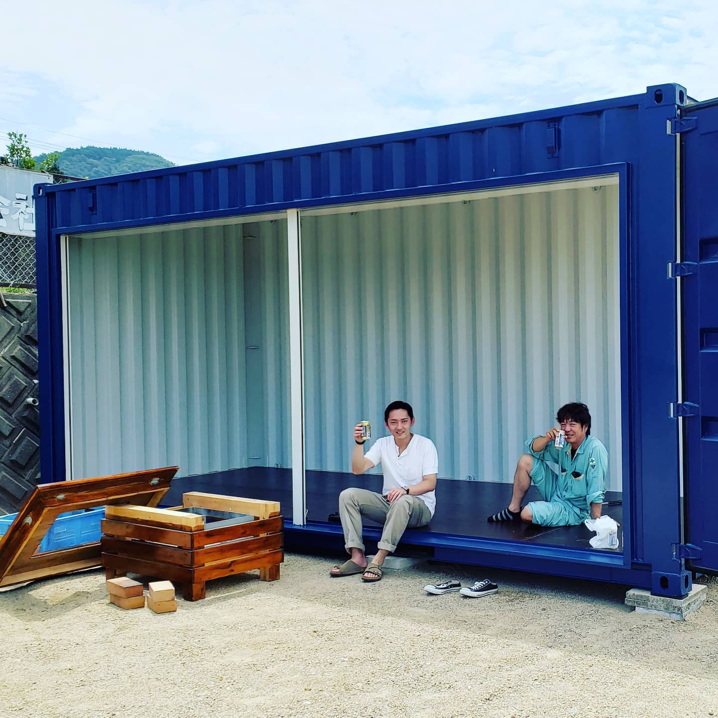 石川県鹿島郡「鳥畑電気(株)」さま有難う御座いました設置後早速#BBQをおやりになられたそうです全開口のフルシャッターと観音扉を開けると気持ちいい風が吹き抜けBBQも最高～羨ましい限りです🤤某有名ミュージシャンの方が以前フルシャッターのコンテナをご購入頂きまして、YouTubeで弊社のコンテナ設置動画を1コマご紹介頂き、それを見たファンの方から同じ仕様のコンテナガレージのオーダーを頂き今回ご縁を持たせて頂きました。この場をお借りして暑く御礼申し上げます。楽しいひとときを有難う御座いました酎ハイ呑みたかったなぁw#清木場俊介#石川県#石川県鹿島郡#0526takumi #BBQ#コンテナ#コンテナガレージ#海上コンテナ#コンテナハウス#ガレージ#秘密基地#世田谷ベース#武部に#diy#コンテナジョニー