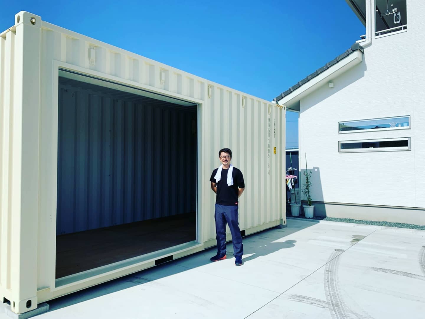 静岡県藤枝市!O様有り難う御座いました人気のシャッター、換気扇を弊社にて取り付け納品させて頂きました。他にもドア、窓などお好みの位置に取り付けたり、内装してお好みのお部屋にしたりと、お客様のご希望に応じカスタム可能です。お気軽にお問い合わせ下さい。 コンテナ展示場 愛知県海部郡蟹江町 大字蟹江新田道西66担当 近藤 090-3556-1000★ご来店の際は来店日時のご予約をお願い致します#静岡県#藤枝市#新築 にかなり増えてます#マイホーム にかなり増えてます#一戸建て に人気です#ガルバリウム外壁 にもよくお似合いです#コンテナ で建築確認申請お取りします#小屋#別荘 コンテナで作ります#世田谷ベース 風#所ジョージ 会ってみたい#diy ベースに#バイク好き#注文住宅 にどうですか#ガレージハウス お作りします#車好き#旧車 の盗難防止ガレージに!#全国 設置します#離れ に!#釣り 好き趣味部屋に!#物置小屋#タイニーハウス 作成します#人気#趣味部屋#秘密基地 にも!#yokapaint 素敵