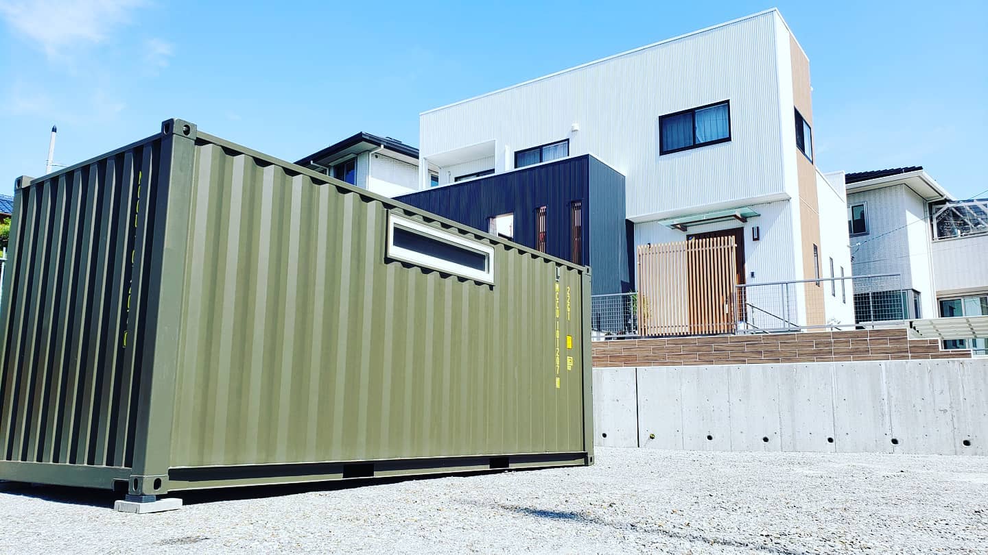 愛知県豊田市納品設置！K社長有り難う御座いました(^-^)人気のアーミーグリーンコンテナに、横滑り出し窓をオプションで取り付けさせて頂きました！○ドア、窓、シャッター、換気扇等各種改造取り付け○コンテナを数台繋げて広い空間の加工○コンテナハウスカスタムお気軽にお問い合わせ下さい。　　コンテナ展示場　　愛知県海部郡蟹江町　　大字蟹江新田道西66担当　近藤　090-3556-1000#豊田市#愛知県豊田市#コンテナ#コンテナハウス#物置小屋#小屋#秘密基地#趣味 部屋ベースに#ガレージ#バイクガレージ#新築 に増えてます#一戸建て に増えてます#マイホーム に増えてます#注文住宅#全国 設置します#ガレージハウス コンテナで！#世田谷ベース 風#所ジョージ#車好き#外車好き#diy ベースに#バイク好き#yokapaint お薦め#タイニーハウス コンテナで#コンテナジョニー#清木場俊介 #ジョニーグループ#ガルバリウム外壁#ガルバリウム鋼板