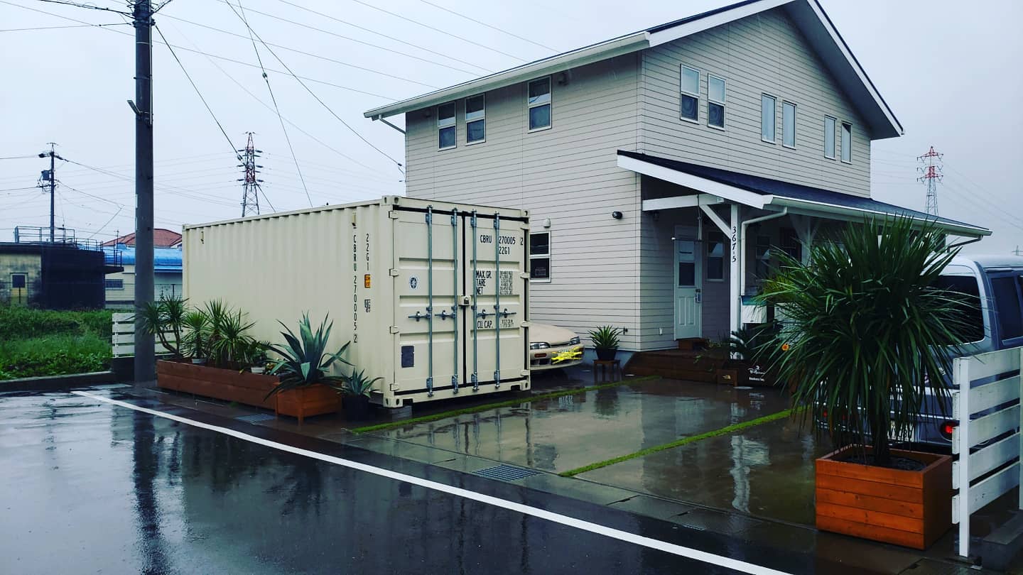 三重県津市と、多気郡の現地調査の帰りに、以前納品させて頂いた三重県伊勢市のH様邸に寄らせて頂きました！　道路側に面したコンテナに観葉植物など増え、コンテナ内は断熱材とOSBボードをH様ご自身でカスタマイズされたそうです！　カリフォルニアスタイルのお住まいに、自家塗装のNISSANシルビア！　素敵な感じでした(^-^)　趣味やお店、お客様の遊び心をコンテナに　　コンテナで・・・　コンテナ展示場愛知県海部郡蟹江町大字蟹江新田道西66ご来店の際は来店予約お願い致します担当　近藤までお電話下さい　（不在の場合もございますので）090-3556-1000#三重県#伊勢市#カリフォルニアスタイル#新築#新築一戸建て#一戸建て#かっこいい家#木の家#注文住宅#倉庫#小屋#ガレージ#diy#秘密基地#趣味#趣味部屋#世田谷ベース#所ジョージ#シルビア#ニッサン#nissan#コンテナ#コンテナガレージ#yokapaint#777hayato さんの作るアイアンアート#車好き#キャンプ好き#コンテナジョニー#ジョニーグループ