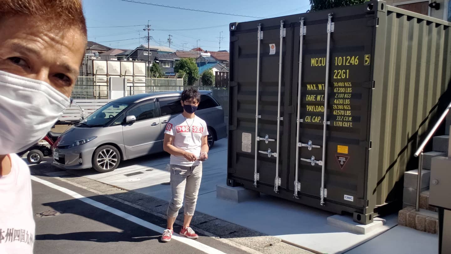 愛知県みよし市A様邸宅納品です(^-^)納期が大変遅れましたが快くむかえて頂きA様、ありがとう御座いました！20ft人気のアーミーグリーンコンテナsizeを６mから　　　「なんと」駐車場sizeに合わせて　　チョップし4.6mに短縮しました️　「ヤｯバぁい、かなりヤバイ」「素敵～！」「ｷｬア可愛い」「めっちゃおシャン」「こんなん欲しかった」　納品前の蟹江展示場にお越しのお客様からはこんなお声を頂きました。　20フィートと言えば長手方向が約６m、置く場所によっては、少しはみ出てしまう。「う～む🤔12フィートにすると長さ3.6mか～ちょいみじかいなぁ」　あっ切りゃ良いじゃん️A様のシンプルな発送と男気が　長さ4.6mと言うおシャンで無敵なシャッターコンテナガレージとなりました。　この後、ご自慢の#ハーレー が入庫予定との事です。#ジャイロ にハーレー　お好きな方には贅沢な　　　良き良き　「おもちゃ箱」（いやぁ～、欲しいっす🤣）各種カスタムお問い合わせ下さい。DMよりお待ちしております。蟹江展示場愛知県海部郡蟹江町大字蟹江新田道西66（不在の場合も御座いますので、お越しの際は予め電話予約の方お願い致します）090-3556-1000　担当　近藤#チョップ#愛知県#みよし市#注文住宅 にお似合い#新築 に増えてます#一戸建て#ガルバリウム にも根強い人気#コンテナ#海上コンテナ#アーミーグリーン#エスティマ#ディーゼル#ガレージ#バイク好き#小屋#趣味部屋#diy#世田谷ベース#所ジョージ#倉庫#コンテナガレージ#全国 納品します#秘密基地#yokapaint#777hayato#釣り好き#ジョニーグループ#コンテナジョニー