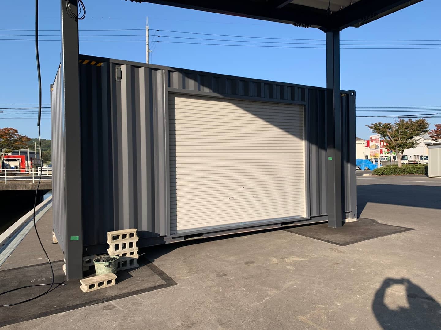 岡山県岡山市中区！N工業様有り難う御座いました️20フィートハイルーフ（背高）人気のグレーコンテナに内巻き軽量シャッターのオプションになります。コンテナで事務所や店舗など建築確認申請をお取りし設置することも可能です（諸条件有り）先日は静岡県の焼津市に納品した20フィート（２台連結）は倉庫としての確認申請を取り設置させて頂きました。日没後、設置完了でしたので設置後の写真は撮れませんでしたが後日、写真アップします️各種カスタムオーダー受け付けております。　　コンテナ展示場愛知県海部郡蟹江町大字蟹江新田道西66蟹江展示場 担当 近藤090-3556-1000★不在の場合もありますので、お越しの際は予めお電話にて、ご予約お願い致します#岡山県#岡山市#岡山県岡山市#コンテナ#海上コンテナ#小屋#倉庫#物置#ガレージ#diy#清木場俊介 カッコ渋い#世田谷ベース#所ジョージ#yokapaint#777hayato#新築 に人気#一戸建て に増えてます#マイホーム#注文住宅 に増えてます#ガルバリウム#ガルバリウム外壁 に増えてます#安心 のクオリティー#車 好き#バイク 好き#全国 設置します#秘密基地#コンテナジョニー#ジョニーグループ#カーポート