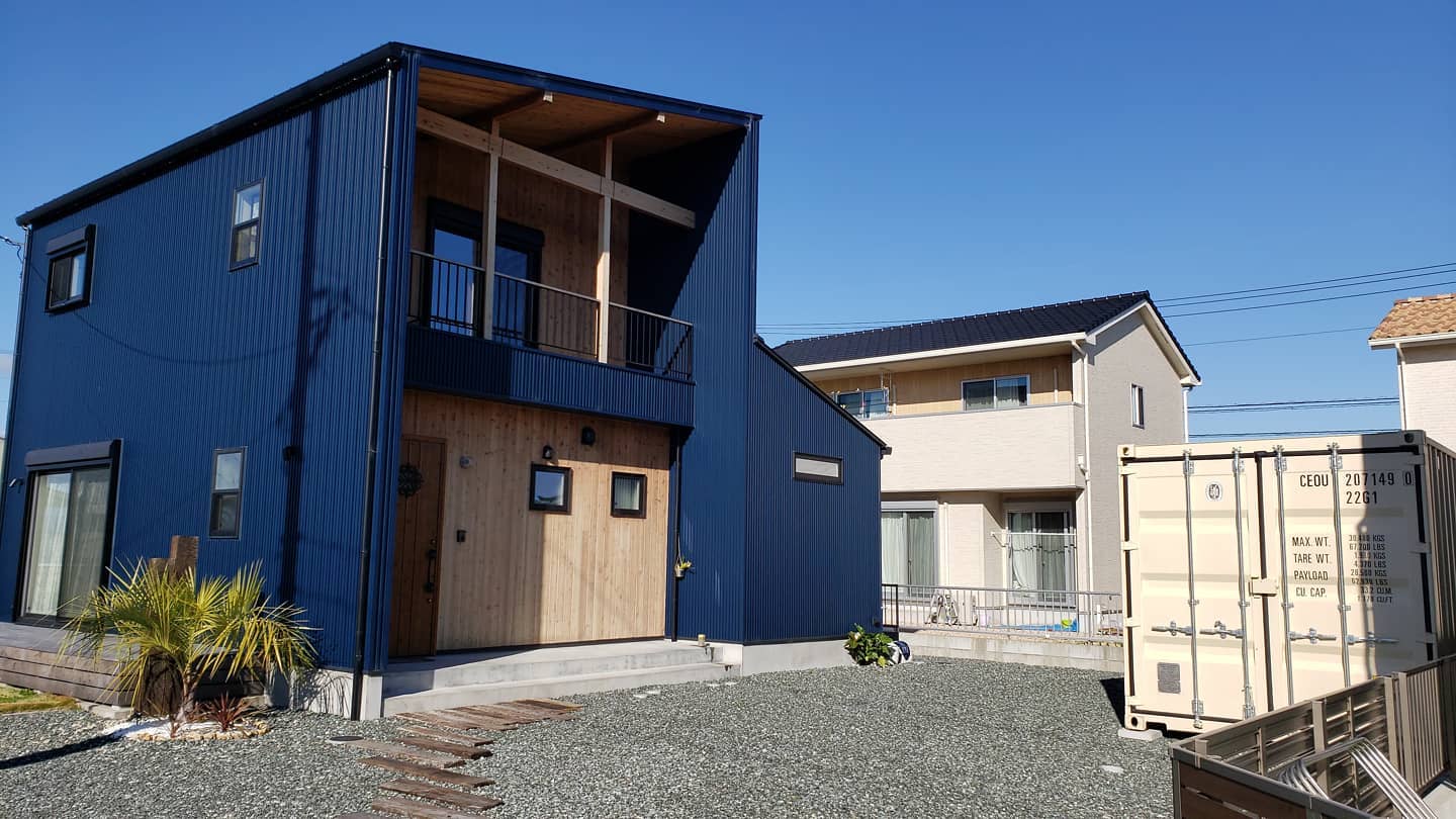 三重県多気郡！２輪４輪おバカさん的なU様有り難う御座いました️以前、多気郡のお隣の町へ納品しそのお客様のコンテナをｽﾄｰｶｰ的な感じでこっそり見に行き、それから購入を決めたと言う、マニアと言うか、変態と言いますか、この仕事で繋がる客様とのご縁が大変嬉しく、楽しく！　ガルバリウムの素敵なお住まいと人気色のアイボリーとのコラボが素敵です中にお宝を入れちゃうんでしょうか🤔️🤤　来年くらいに12フィートコンテナをおかわりするそうです！　　「アザ_っす」　あっ多気郡の隣町のお客様も、やっぱり変態でした( ; ﾟДﾟ)　　　お仕事のご依頼はDMより　お願いします。　　　蟹江展示場　愛知県海部郡蟹江町大字　蟹江新田道西66　　ご来店は完全予約となっております。（担当が私一人の為、一組様ずつの対応しか出来ないので・・ごめんなさい）　勝手ですがお電話予約となります。　宜しくお願い致します️　090-3556-1000　近藤　️新型コロナウイルスによりコンテナの入荷状況が遅れ、納期が遅れる可能性が御座います。　また、お問い合わせ件数が殺到しておりますので、ご返信、お見積もり等が、遅くなりご迷惑をおかけしまが、どうか宜しくお願い致します#変態#マニア#三重県#三重県多気郡#多気郡#コンテナ#海上コンテナ#小屋#倉庫#新築#一戸建て#マイホーム 良いなあ🤤#コンテナハウス 造ります？#バイク マニア#車 マニア#オデッセイ 好き#笑顔#ガレージ#所ジョージ#世田谷ベース#秘密基地#隠れ家#777hayato の創る #アイアン雑貨#yokapaint ️#コンテナジョニー#ジョニーグループ#ガルバリウム#枕木