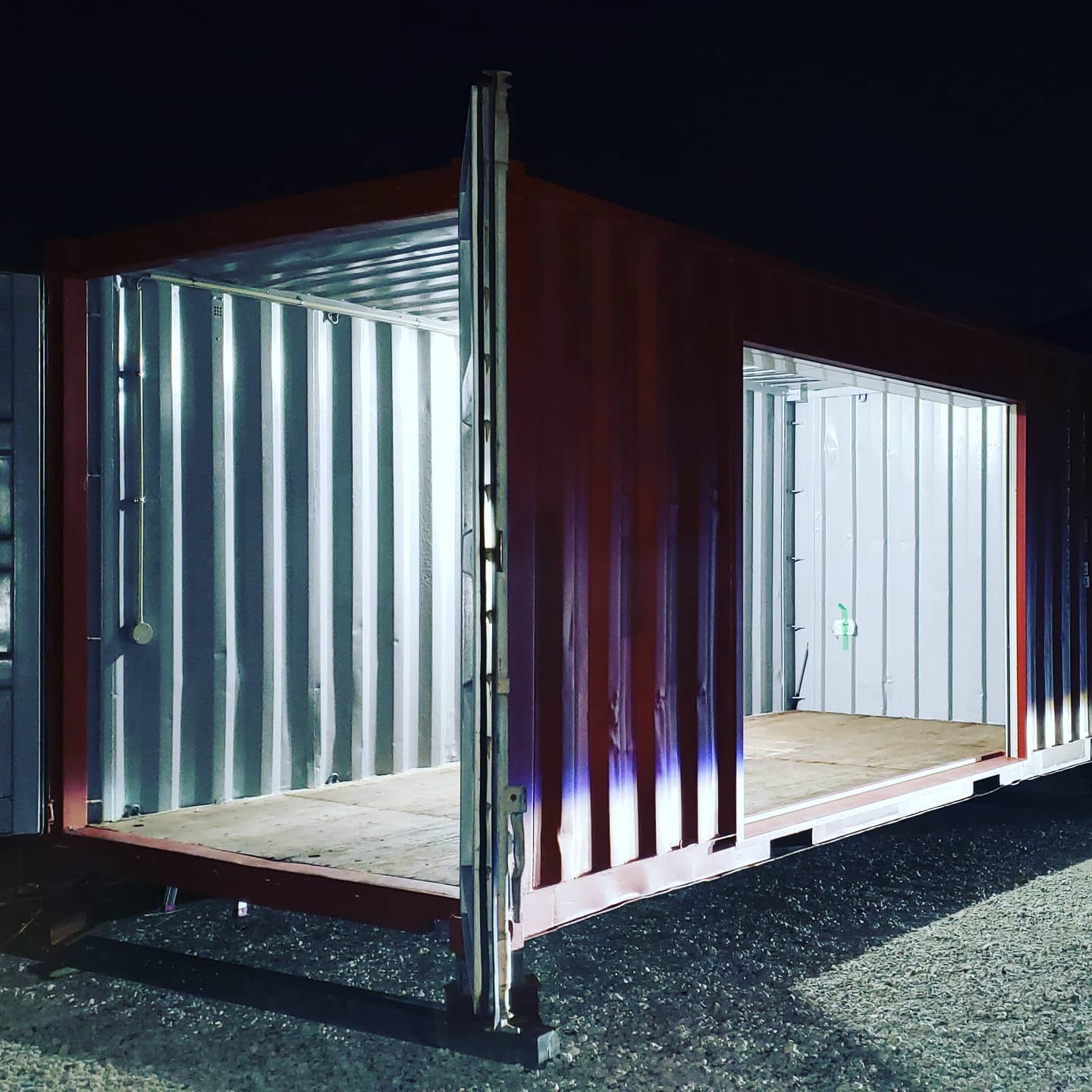 20フィート中古コンテナ　　オプション①軽量内巻きシャッター②LEDセンサーライト　（配線込み）本日取り付け後、陽が暮れたので思わず「ﾊﾟｼｬﾘ📸」　コンテナはお客様のアイデア次第で素敵なおもちゃ箱になります。　これからコンテナガレージをお考えのお客様、１台如何でしょうか️　お見積もりはDMからお願いしております。　お名前と設置場所のご住所を明記して頂けると有り難いです　　蟹江展示場　愛知県海部郡蟹江町大字蟹江　新田道西66　展示場ご来店の際は、お電話にてご予約お願い致します。（一組ずつのご案内となる為、また不在の場合もある為）　　担当 近藤 090-3556-1000#コンテナ#海上コンテナ#コンテナガレージ#センサーライト#小屋#倉庫#物置#秘密基地#所ジョージ#世田谷ベース#バイク好き#車好き#diy#隠れ家#新築 にコンテナ流行ってます#一戸建て に増えてます#ガルバリウム にもお似合いです#愛知県#愛知県海部郡#ありがとう#yokapaint また会いたい！#777hayato さんの造る#アイアン雑貨#注文住宅 にも！#災害対策 頑丈！#コンテナジョニー#ジョニーグループ