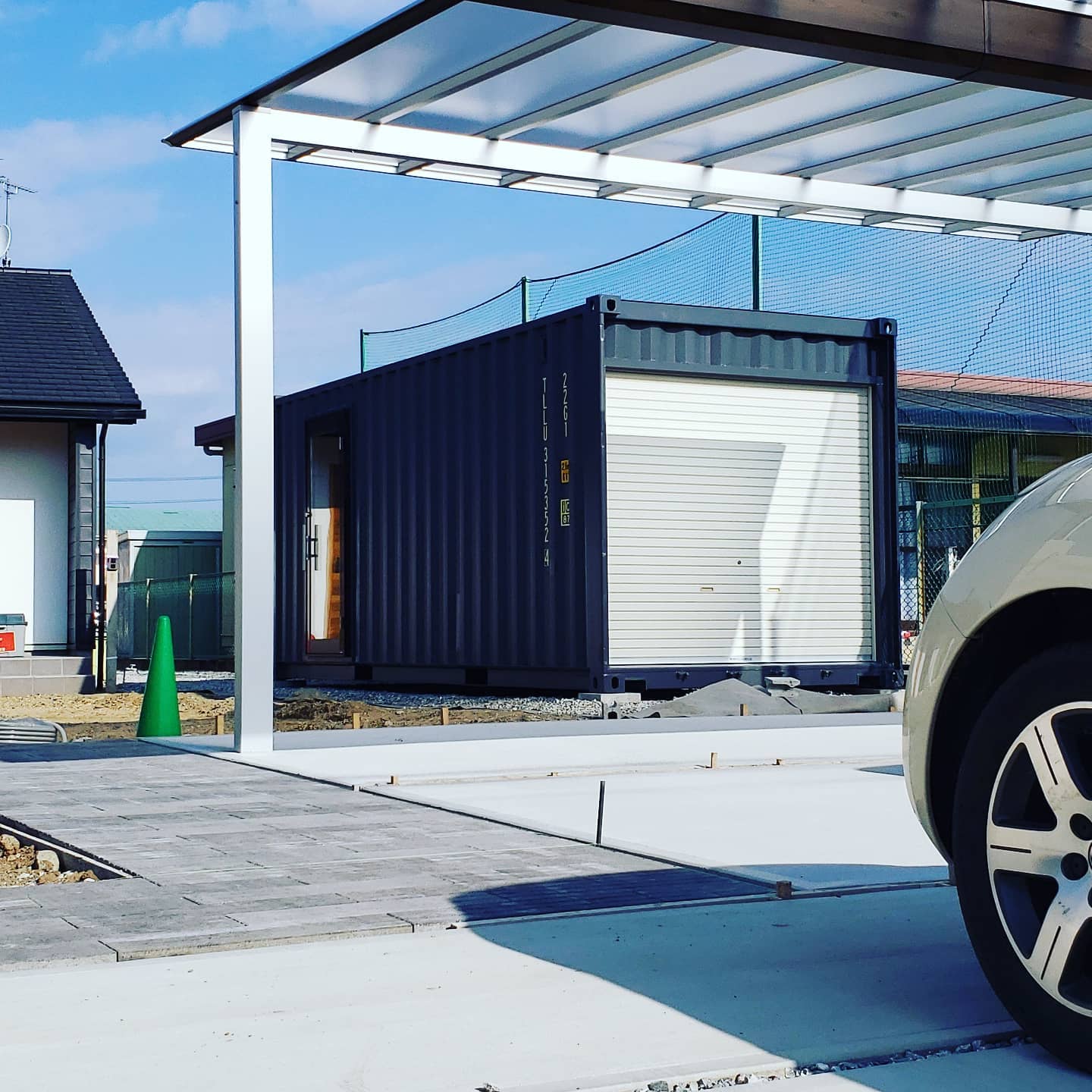 愛知県豊川市！納期の方が遅れてしまい本当に済みませんでした。そして、笑顔で迎えて下さったK様、心より御礼申し上げます。間に合わなかった配線工事は後日、伺わせて頂くのですが、追加でセンサーライトの取り付け工事まで発注頂き、本当に有り難う御座いました工事を待って頂いた外向工事業者様この場をお借りしてお詫び申し上げます。本当に済みませんでした。以前お隣の町、豊橋市に納品設置させて頂いたお客様がたまたま、お知り合いだったらしく、購入をお決めになられたと伺っております（ありがたい限りです🥺）新築の素敵なお住まいと、広大なお庭のカーポート！コラーチョイスもほんとうに ス・テ・キお見積もりのご依頼はDMからお願いしております！展示場ご来店は電話予約をお願いしております。（不在の場合と、一組ずつのご案内となる為）　　　蟹江展示場　愛知県海部郡蟹江町大字蟹江　新田道西66090-3556-1000　　　担当　近藤#感謝#ありがとう#ファミリー#子供好き#お母さん#お父さん#愛知県#豊川市#愛知県豊川市#新築#一戸建て#マイホーム#外車#注文住宅#子供部屋#離れ#ガレージ#コンテナガレージ#倉庫#小屋#秘密基地#隠れ家#コンテナハウス#コンテナ#所ジョージ#世田谷ベース#車好き#yokapaint さんのスプレーアート#777hayato さんの創るアイアン雑貨素敵#コンテナジョニー