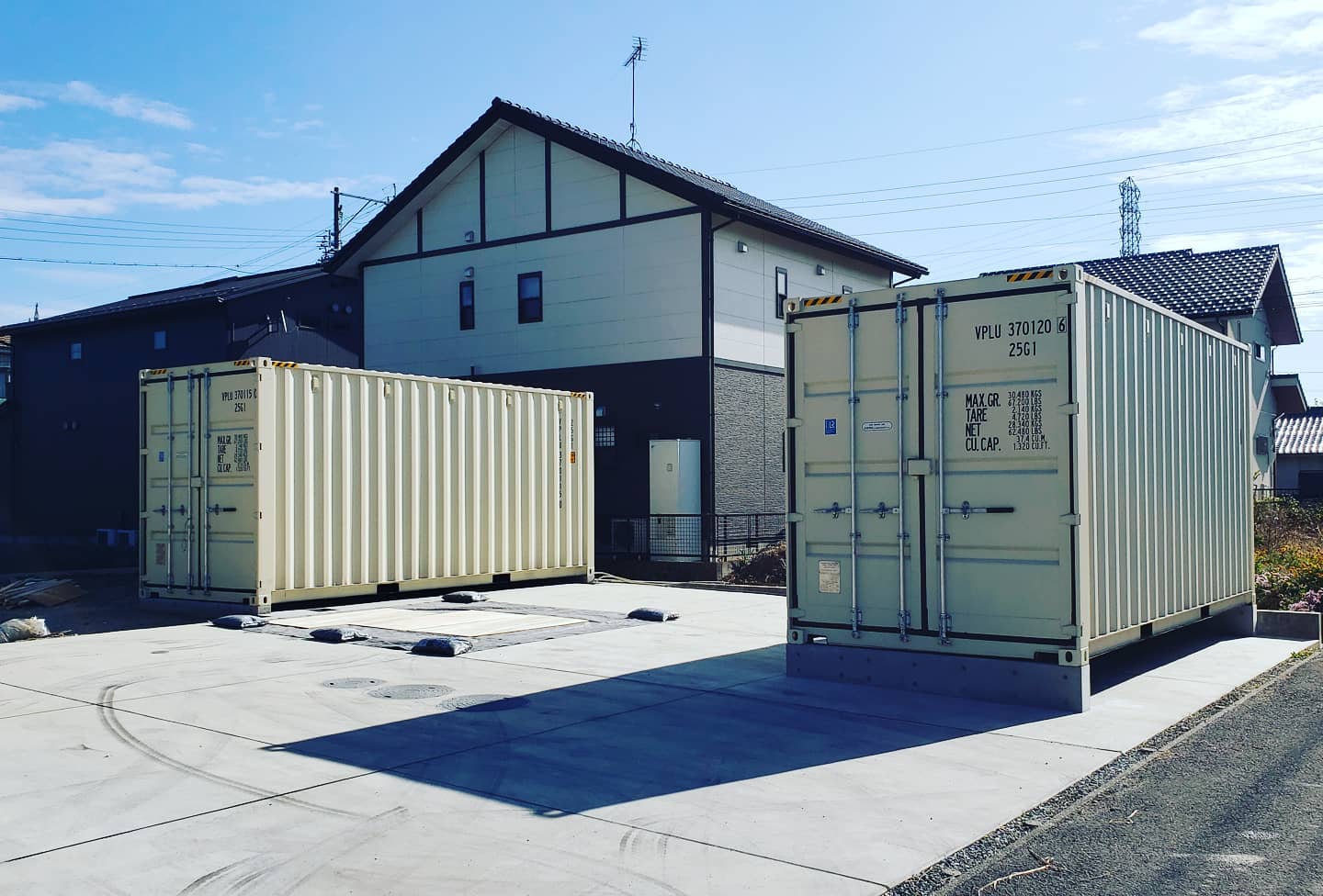 愛知県一宮市！小林様有り難う御座いましたご自身でコンテナの基礎を施工され、その上に弊社の20フィートハイルーフコンテナ2台を設置させて頂きました。　各種コンテナカスタム受け付けております。　お見積もりの方はDMより「お名前、都道府県、市区町村」を記載の上、お問い合わせ下さると有り難いです。　　蟹江展示場　愛知県海部郡蟹江町大字　蟹江新田道西66　ご来店は電話予約をお願い致します。（一組ずつのご案内となります。また、不在の場合も御座いますので）蟹江展示場 担当 近藤 　090-3556-1000#愛知県#愛知県一宮市#コンテナ#海上コンテナ#コンテナガレージ#倉庫#小屋#新築 に増えてます#しんちく#一戸建て に増えてます#マイホーム に増えてます#注文住宅 に増えてます#ガルバリウム に増えてます#diy#ガレージ#所ジョージ#世田谷ベース#777hayato さんの創る#アイアン雑貨#yokapint スプレーアート#バイク 好き#車 好き#ミッキー#コンテナジョニー#ジョニーグループ#旧車好き