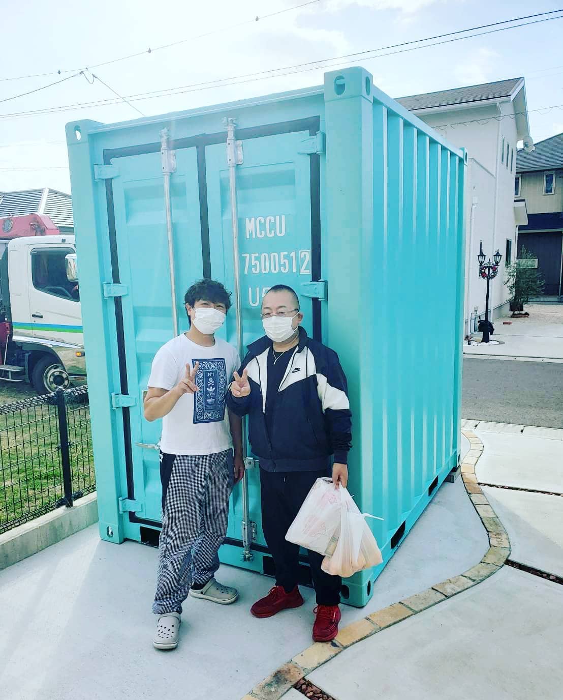 佐賀県江北町のE様と弊社の代表、山田のツーショット️お客様からのお礼の言葉を頂きました️今日はほんとにありがとうございました〜♀遠くから佐賀まで来て頂きご苦労様でした 想像以上にかっこよくて ずっと見ていられます🥺笑 こんなにかっこいいのを 運んで頂いてほんとに ありがとうございました(clover) 帰りは事故がないように 気をつけて帰って下さいE様ほんとうに有り難う御座いました️これからも、お客様の笑顔を励みに真心込めて、お届けしたいと思います️(社長長旅お疲れ様です帰りお気を付けて~️) 蟹江展示場 愛知県海部郡蟹江町大字蟹江新田道西66 ご来店の際は不在の場合と、一組ずつのご案内となる為、予めお電話にて来店予約をお願いします090-3556-1000 担当近藤#ありがとう#感謝#佐賀県#佐賀県江北町#コンテナ#倉庫#小屋#新築#一戸建て#マイホーム#笑顔#トラック#ユニック#ピース#コンテナジョニー#ジョニーグループ