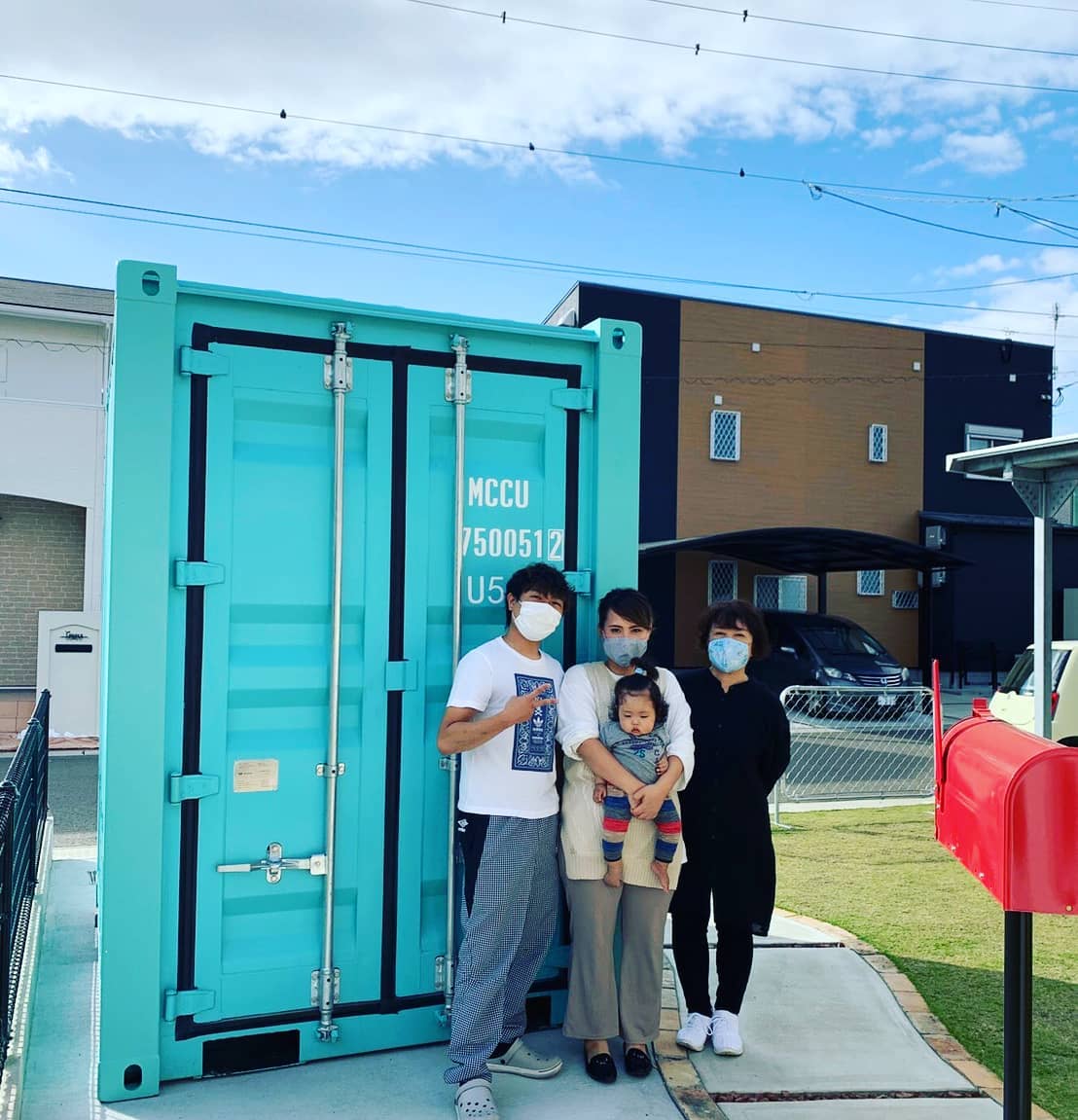 佐賀県江北町！E様ありがとう御座いました️カリフォルニアstyleのお住まいにミントブルーの６フィートコンテナがお似合いです。遠方のお客様からのご依頼もかなり増えております。ご希望コンテナの在庫状況によりますがオプション加工の無い状態でも、約2ヶ月前後を要します。（それを踏まえ、お早目にご連絡お願い致します）購入希望のお客様　「お名前、設置場所のご住所」を記載の上「DM」及び 090-3556-1000 近藤までお問い合わせ下さい#佐賀県#佐賀県江北町#九州#感謝#ありがとう#カリフォルニアスタイル#アメリカンフェンス#ミントブルー#家族#ファミリー#3世代#新築 に人気#一戸建て に増えてます#マイホーム に皆さんお買い上げ頂いております。#ガルバリウム にもよくお似合いです。#注文住宅#倉庫#物置 からの買い換えのお客様も増えてます。（設置時間が20分！防災倉庫としても使用されている程、頑丈なコンテナです）#小屋#コンテナ#海上コンテナ#秘密基地#所ジョージ#世田谷ベース#yokapaint#777hayato さんのアイアン雑貨#コンテナジョニー#ジョニーグループ#車 好き#バイク 好き