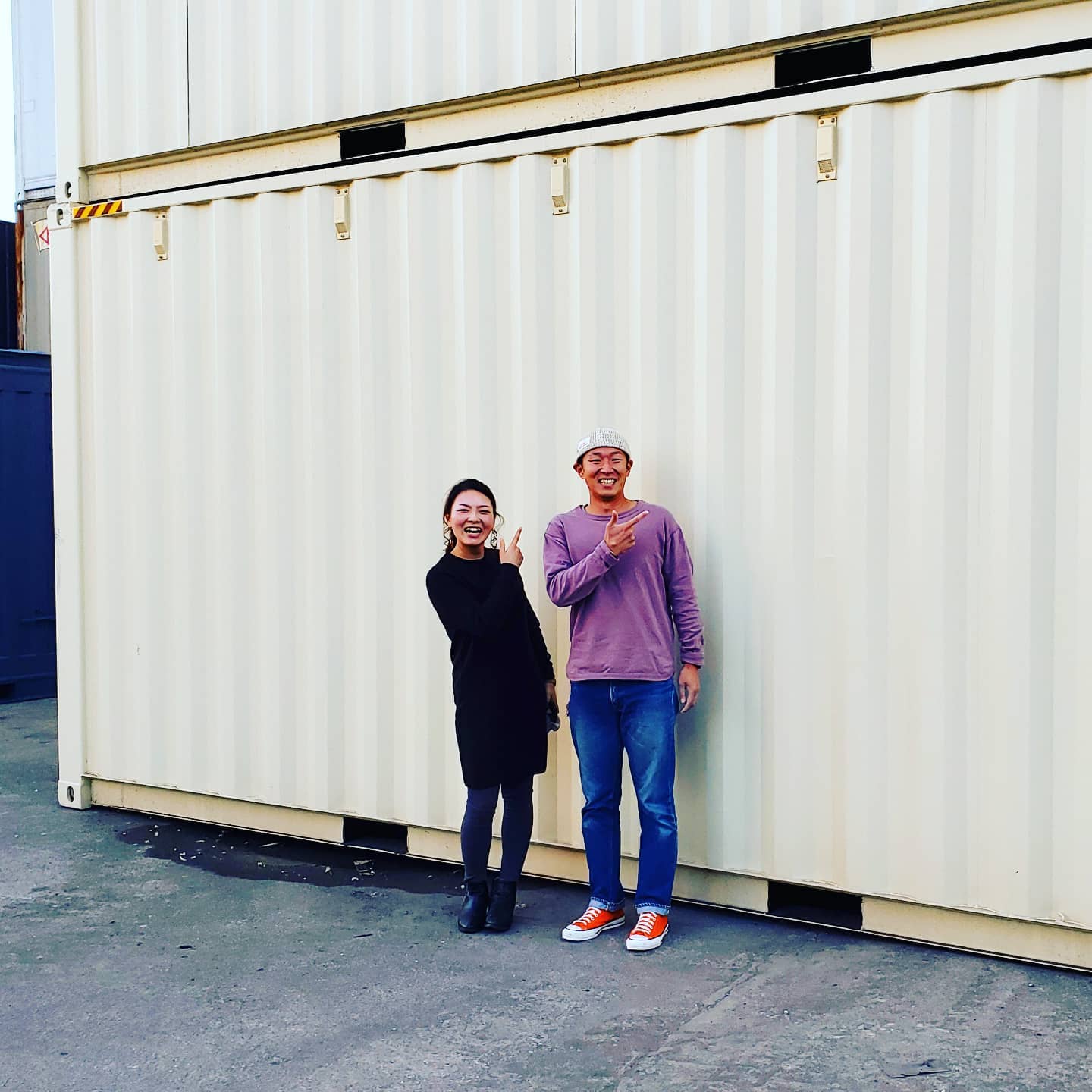 先日見学のお客様！10フィート新品コンテナをご希望と言うことで大阪府から奥様と遥々お越し頂きました。K様ありがとう御座いました️この後K様は、名古屋と下呂温泉にいく予定だと伺っております。お気を付けて～️新築のお住まいに今後、設置予定となります。　　蟹江展示場　　愛知県海部郡蟹江町大字蟹江新田道西66新品、中古、各種コンテナ御座います。お見積もり等お問い合わせはDMか090-3556-1000 担当 近藤までお問い合わせ下さい。#ありがとう#感謝#夫婦#笑顔#新築 に人気#マイホーム に人気#一軒家 に人気#ガルバリウム に人気#注文住宅 に人気#ピース#災害対策#防災倉庫#コンテナ#海上コンテナ#コンテナハウス#倉庫#小屋#物置#秘密基地#所ジョージ#世田谷ベース 的な#ハイエース好きな人と繋がりたい#車好きな人と繋がりたい#バイク好きな人と繋がりたい#全国 設置します#コンテナジョニー#777hayato さんのアイアン雑貨#yokapaint