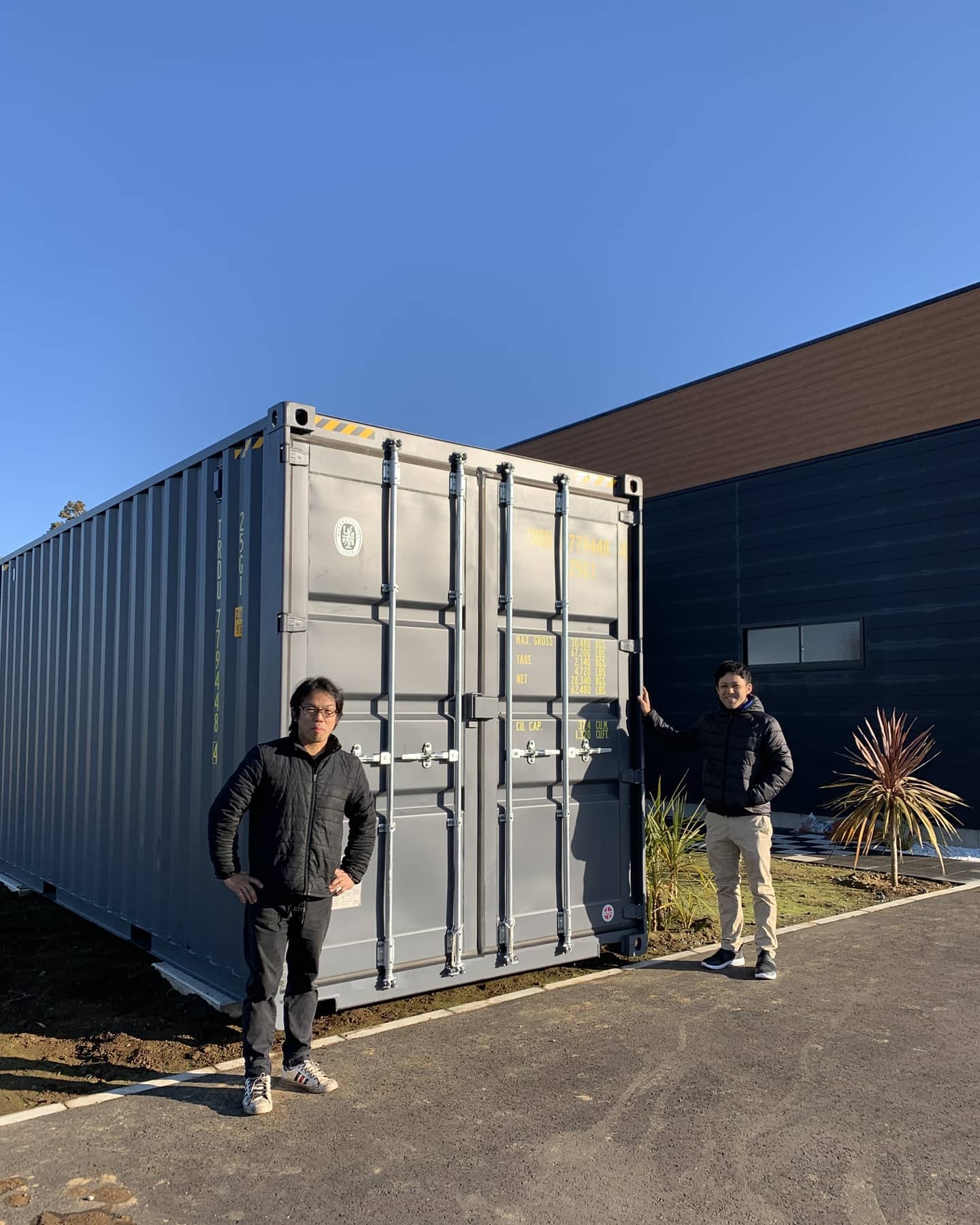 茨城県!U様有り難う御座いました人気の20フィートハイキューブコンテナ、グレー!オプションでドア、窓、シャッターの取り付け内装を施して店舗や事務所、離れ等の使用例も御座います。DM、お電話にてお見積もり可能です。 蟹江展示場 愛知県海部郡蟹江町大字蟹江 新田道西66ご来店は完全予約制になっておりますので★お電話にて★ご予約賜っております。蟹江展示場 担当 近藤 090-3556-1000#笑顔#ありがとう#感謝#埼玉県#コンテナ#海上コンテナ#コンテナガレージ#倉庫#小屋#災害対策#diy#新築 に増えてます#一戸建て に人気の#マイホーム にどうぞ!#趣味部屋#秘密基地#所ジョージ#旧車 好き#バイクガレージ#バイク 好き#車 好き#777hayato さんの造る#アイアン雑貨#yokapaint アーティスト#全国 設置します!#釣り 好き#コンテナジョニー#ジョニーグループ#ガルバリウム にお似合いです#コンテナハウス お作りします