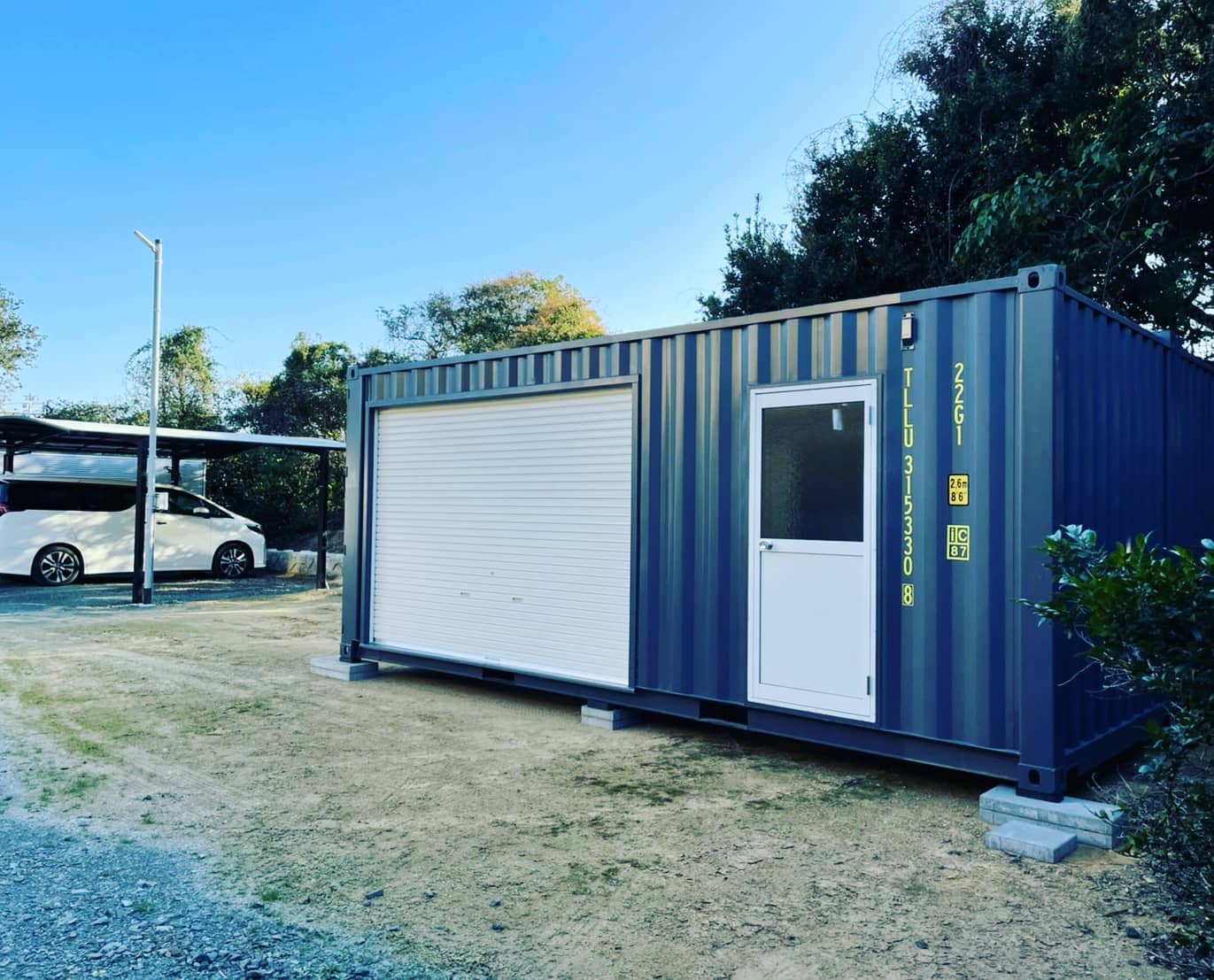 愛知県豊橋市！T様ありがとうございました️人気の20フィートグレーコンテナに　　オプション①内巻き軽量シャッター②ドアを取り付けさせて頂きました。コンテナ2棟を横並びに設置。この後、お客様とお連れ様でコンテナ内の波板をくり抜いて一つのお部屋にカスタムするそうです。完成が楽しみです️お見積もり、お問い合わせはDM、お電話にてお受けしております。　　蟹江展示場愛知県海部郡蟹江町大字蟹江新田道西66ご来店は一組ずつのご案内となりますのでお電話にて来店予約をお願い致します。090-3556-1000 担当 近藤#感謝#ありがとう#愛知県#豊橋市#コンテナ#コンテナハウス#小屋#倉庫#物置#ガレージ#秘密基地#世田谷ベース 的#所ジョージ#新築 に増えてます#一戸建て に大人気#マイホーム に！#海上コンテナ#ガルバリウム にお似合いです#アルファード#車 好き#バイク 好き#diy#777hayato さん️#yokapaint #ジョニーグループ#コンテナジョニー#ライフスタイル#犬小屋#旧車 好き#釣り 好き工務店 様からのご依頼増えてます