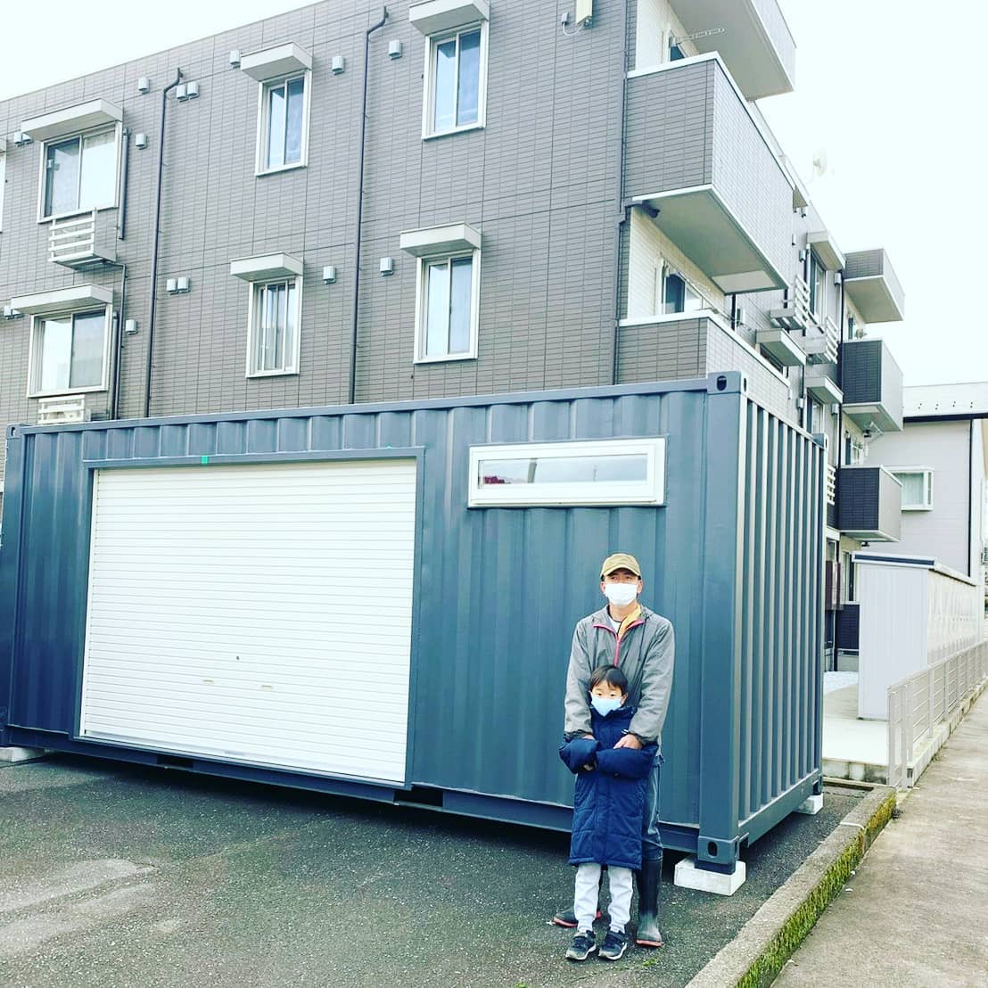 石川県白山市！庭咲ガーデン様ありがとうございました️（先日の設置です）人気の20フィートグレーコンテナに　　--オプション--①内巻き軽量シャッター②横滑り出し窓③引き違い戸取り付けさせて頂きました。窓は明かり取りと、換気の意味合いも御座います。お問い合わせはDMか、お電話にてお受けしております️　　蟹江展示場愛知県海部郡蟹江町大字蟹江新田道西66090-3556-1000 担当 近藤#感謝#ありがとう#ファミリー#石川県#石川県白山市#コンテナ#コンテナハウス#小屋#倉庫#物置#ガレージ#新築 に増えてます#マイホーム に人気です#一戸建て に大人気#ガルバリウム に！#全国 設置します#秘密基地#世田谷ベース 的#所ジョージ#バイク 好き#車 好き#ライフスタイル#yokapaint ️#777hayato さん️#釣り好き#鉄#コンテナジョニー#ジョニーグループ#diy