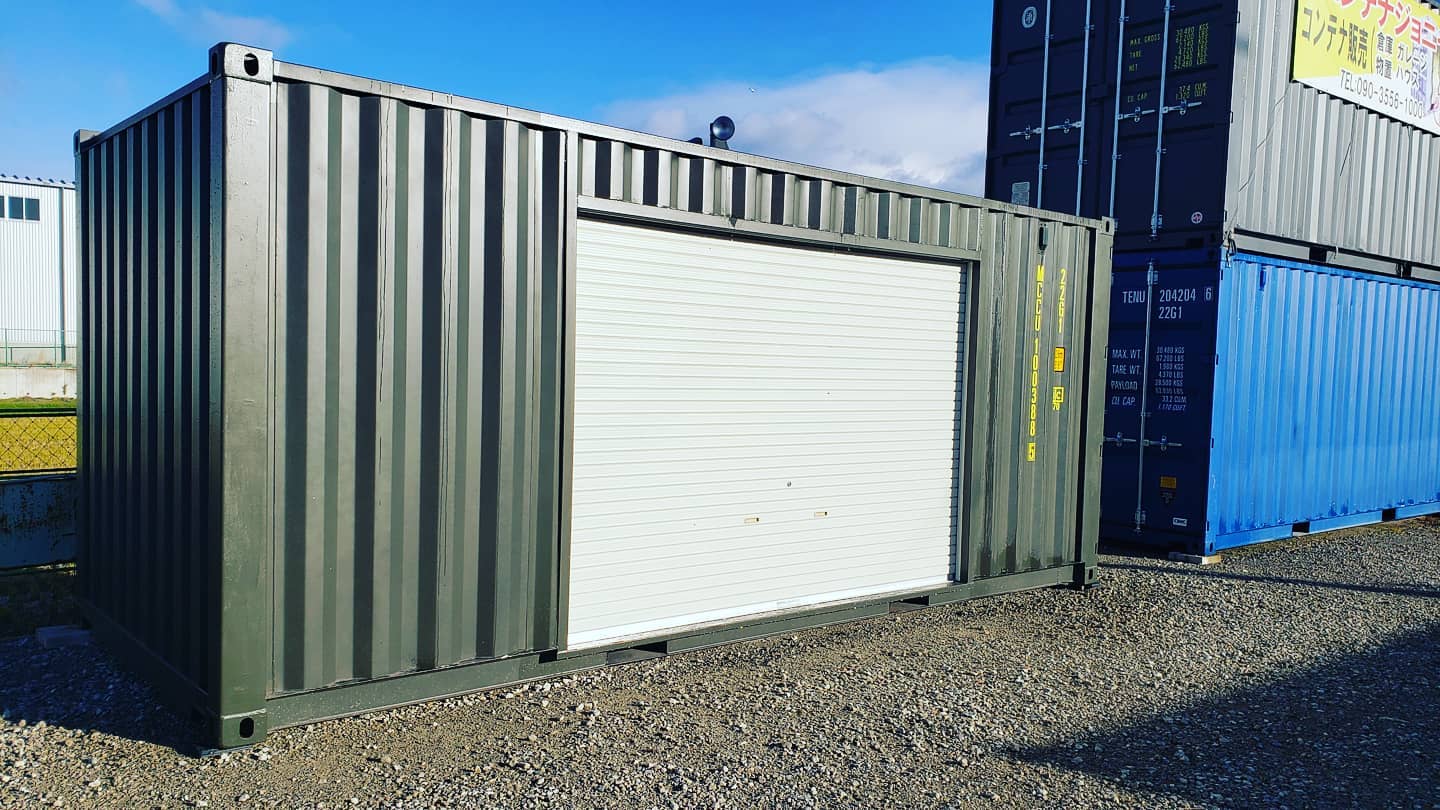 20フィートアーミーグリーン！人気のシャッター取り付けました。新築のお住まいで、家族で使用される方が多いので、観音扉だけですと、女性やお子さんは力を要します。シャッター取り付けのご依頼がお陰様で、かなり増えました。シャッターを取り付けることで設置する場所を気にせず、物の出し入れが用意になり、また、女性や子供でも、力をそんなに使わずに、シャッターの上げ下げが楽だと、好評を頂いております。お問い合わせはDMよりお願い致します。　　蟹江展示場愛知県海部郡蟹江町大字蟹江新田道西66１組ずつのご案内となりますのでご来店の際は前もって電話予約をお願い致します️090-3556-1000 担当 近藤#感謝#ありがとう#コンテナ#コンテナハウス#海上コンテナ#小屋#物置#プレハブ#新築 に人気です#一戸建て に人気です#マイホーム に皆様お選び頂いております#ガルバリウム に人気です#バイク好き#車好き#釣り好き#所ジョージ#世田谷ベース#秘密基地 #777hayato さんのアイアン雑貨️#yokapaint お洒落#ライフスタイル#コンテナジョニー#ジョニーグループ#愛知県#海部郡#中古コンテナ あります#災害 に強い