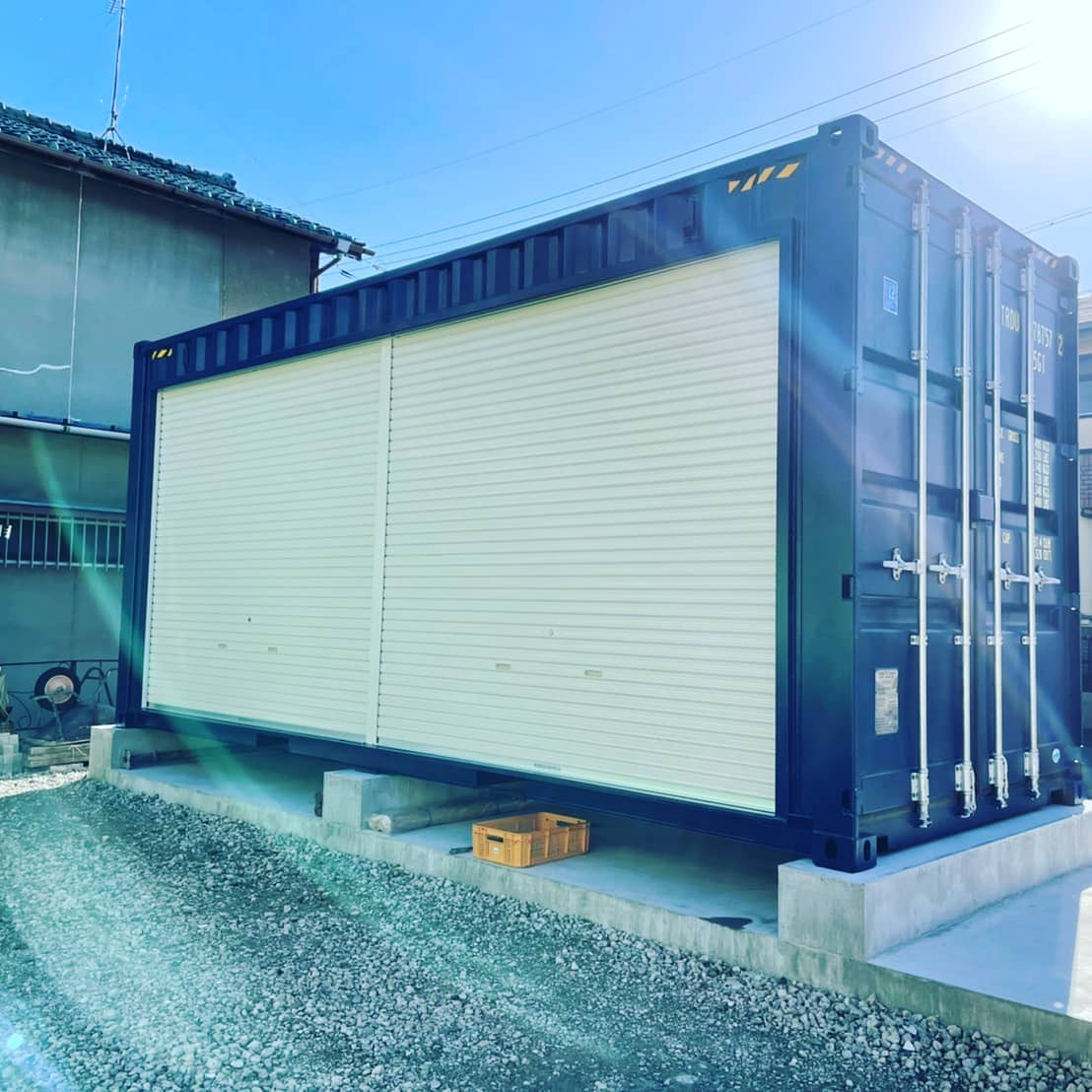 愛知県海部郡蟹江町！S工業様ありがとう御座いました20フィートハイキューブコンテナ（背高）に人気のダブルシャッターを取り付けさせて頂きました。ご職業が基礎屋さんと言う事で、コンテナの基礎はS社長様が施工されました。寸分の狂いの無い基礎だったんで設置がすんなり行きました！全面シャッターとする事で大きな物も用意に出し入れできます。夏場はシャッターを解放すれば熱気を逃がす効果もあります。コンテナハウスや様々なカスタムを施工させて頂いております。お問い合わせは、DM、お電話にてお受けさせて頂いております。お気軽にお問い合わせ下さい️　　　蟹江展示場愛知県海部郡蟹江町大字蟹江新田道西66090-3556-1000 担当 近藤まで#ありがとう#感謝#愛知県#海部郡#コンテナ#海上コンテナ#コンテナガレージ#コンテナハウス#小屋#物置#プレハブ#晴天#新築#マイホーム にも人気です#一戸建て にも増えてます#ガルバリウム にもお似合いです#diy#ライフスタイル#倉庫#所ジョージ#世田谷ベース 的#アウトドア 好きな方に人気の#バイク ガレージに#旧車 の保管に#ヴィンテージ 好きな方にも人気#777hayato さんのアイアン雑貨️#yokapaint スプレーアート#車 好き#防災倉庫 にも使われてます！頑丈！#コンテナジョニー