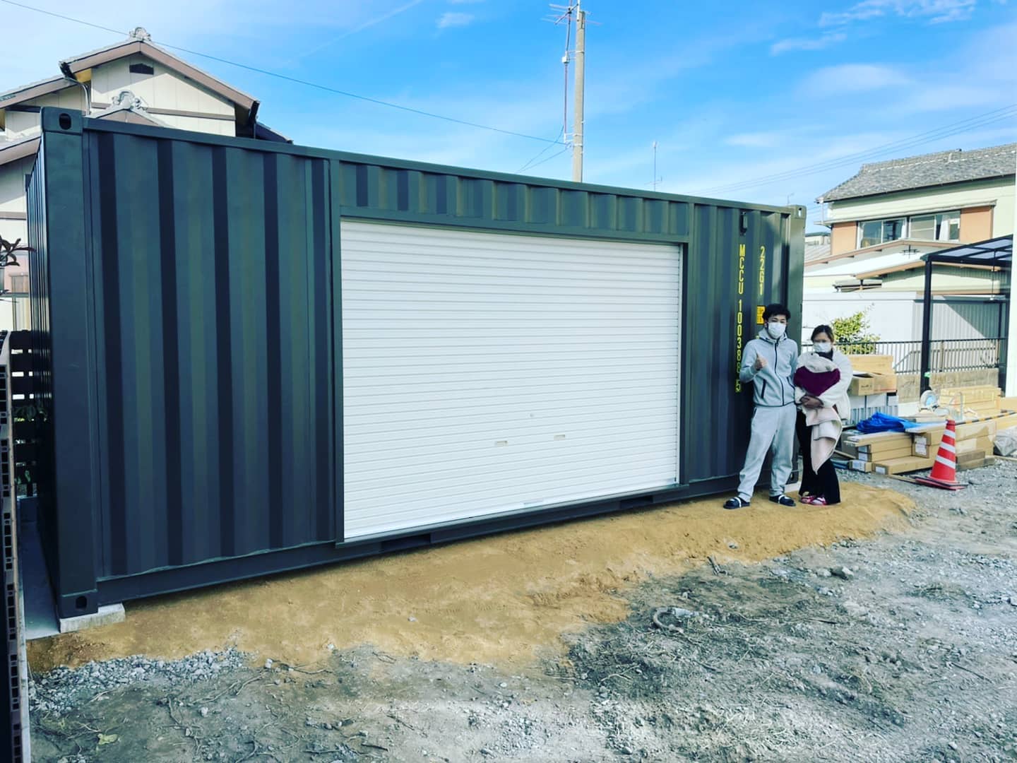 静岡県浜松市!ご購入頂きありがとう御座いました新築のお住まいに人気の20フィートアーミーグリーン(長さ約6メートル、幅約2.5メートル)オプションでシャッターを取り付けました。設置は約30分!!(意外と早っ)収納力抜群️(カッコイイ️)災害にも強い️年末最後の納品となりました。今年はコロナで始まり現在も治まる見込みが有りませんが、お陰様で本日迄、仕事を続けられた事に感謝しております。1日も早いコロナの終息を願っております。1年間ありがとうございました。来年も宜しくお願い致します。#ありがとう#感謝#大晦日#コロナに負けるな#家族#ファミリー#新築#マイホーム#一戸建て#倉庫#物置#ハリアー#コンテナ#コンテナハウス#ガレージ#ライフスタイル#年末#diy#ウッドデッキ#世田谷ベース #所ジョージ #車好きと繋がりたい #バイク乗りと繋がりたい #コンテナジョニー #yokapaint #777hayato さんのアイアン雑貨#静岡県#浜松市