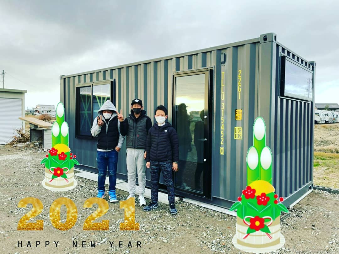 新年おめでとうございます　今年も楽しく、コンテナをお届けして行きたいと思います！宜しくお願い致します️（コロナはモー嫌だ️）仕事はじめは岐阜県羽島市へ納品です！T様とお連れ様、本日は有り難う御座いました️20フィートグレーコンテナにオプションで窓、ドア等を取り付けさせて頂きました。（ｲﾔｰ素敵）各種カスタム等ご依頼は、DMかお電話にてお受けしております。　　蟹江展示場愛知県海部郡蟹江町大字蟹江新田道西66（１組ずつのご案内となりますので、お電話にて来店予約の確認をお願い致します️）090-3556-1000 近藤までお電話下さい。宜しくお願い致します️#新年#仕事始め#感謝#ありがとう#仲間#岐阜県#羽島市#ハイエース 好き#コンテナ#コンテナハウス#新築 にも人気#マイホーム にも人気#一戸建て にも人気#物置#小屋#ガレージ#ライフスタイル#diy#バイク 好き#車 好き#世田谷ベース 的#所ジョージ#全国 設置します#777hayato さんのアイアン雑貨#yokapaint #ガレージライフ#バイクガレージ#災害対策#開業#コンテナジョニー